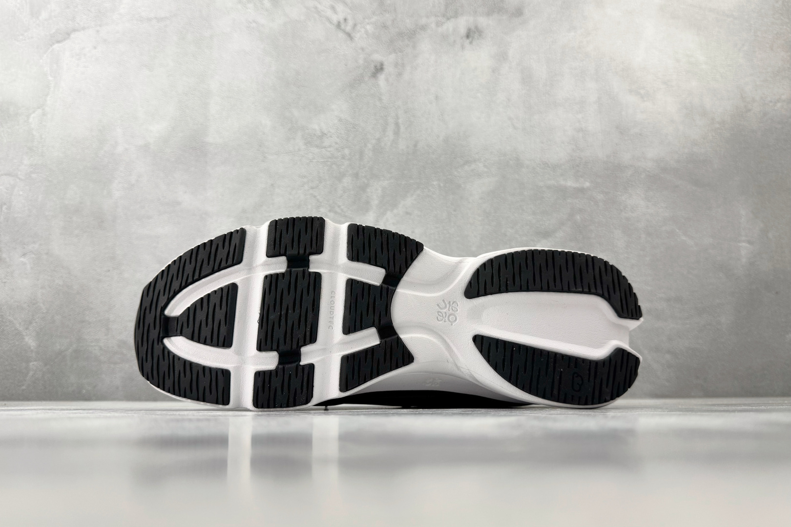 大厂出品 LOEWE罗意威 x On昂跑 联名款 Cloudsolo 黑白 3WF30600299-Top High Quatity Cheap Sneakers Fashion Clothing Clothes Bags handbags Shoes of all Brand wholesale With The best Quality And Beautiful Price from China Factory Chinese suppliers wholesaler seller 大厂出品 LOEWE罗意威 x On昂跑 联名款 Cloudsolo 黑白 3WF30600299