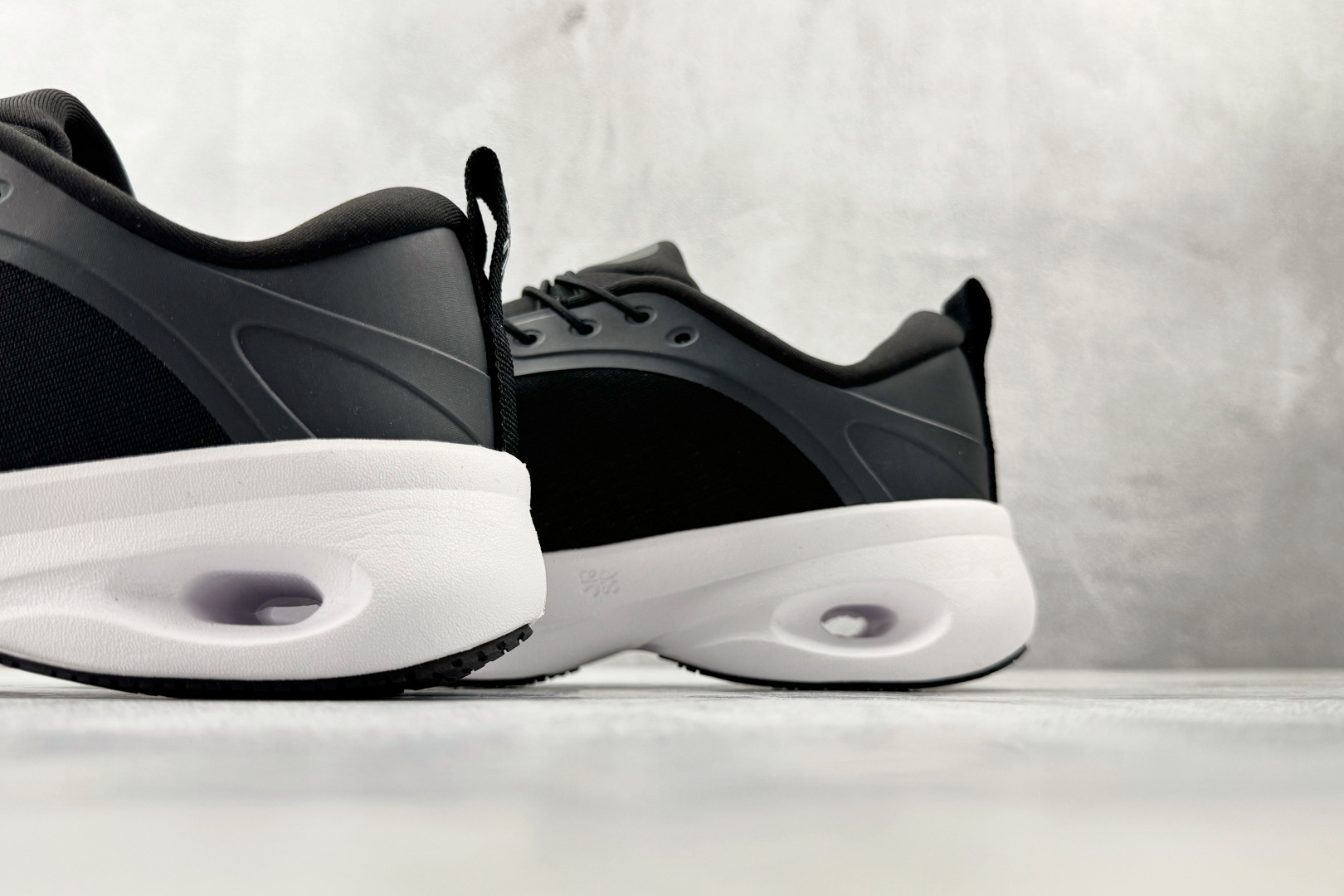 大厂出品 LOEWE罗意威 x On昂跑 联名款 Cloudsolo 黑白 3WF30600299-Top High Quatity Cheap Sneakers Fashion Clothing Clothes Bags handbags Shoes of all Brand wholesale With The best Quality And Beautiful Price from China Factory Chinese suppliers wholesaler seller 大厂出品 LOEWE罗意威 x On昂跑 联名款 Cloudsolo 黑白 3WF30600299