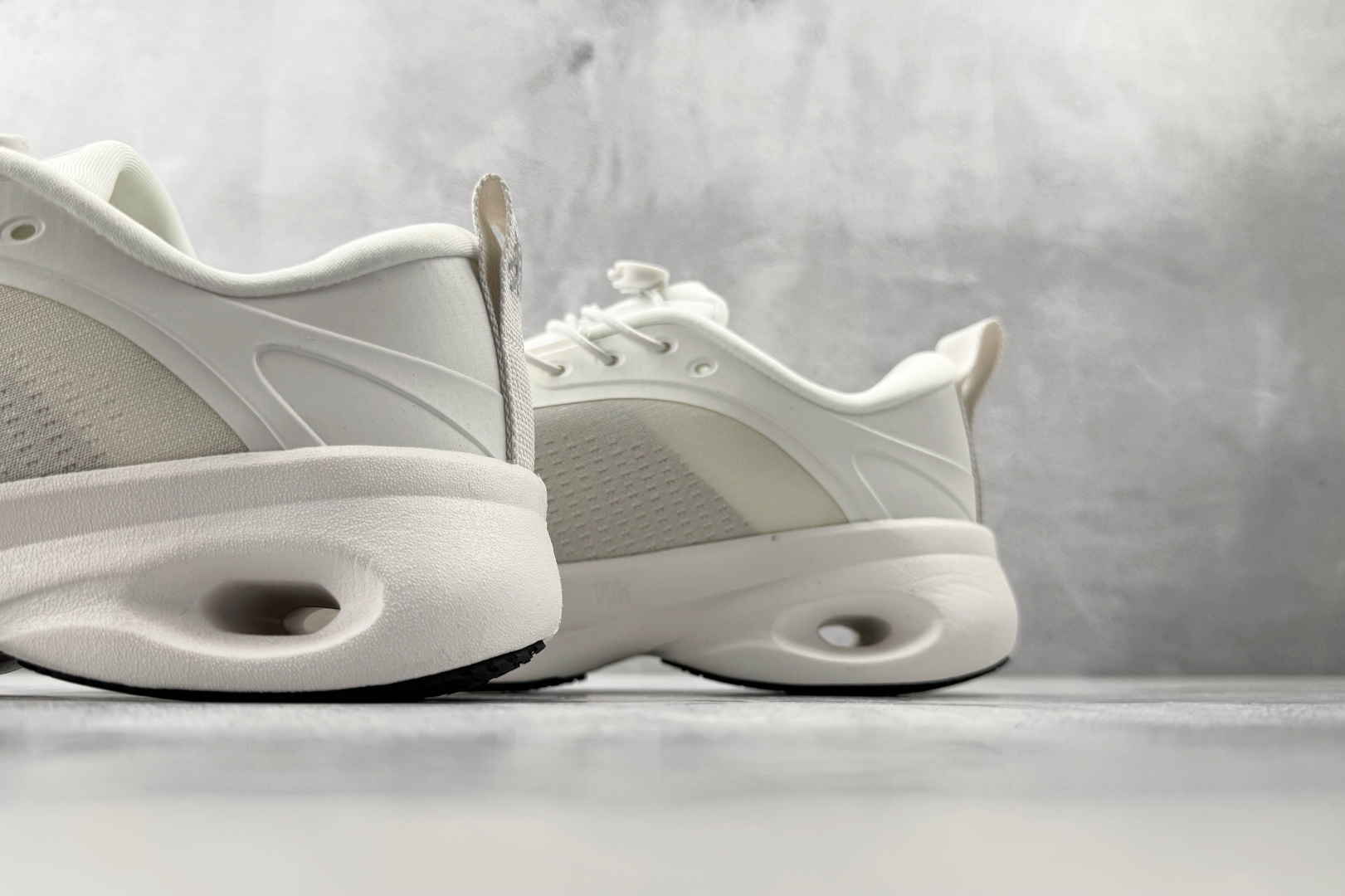 大厂出品 LOEWE罗意威 x On昂跑 联名款 Cloudsolo 白色 3MF30664607-Top High Quatity Cheap Sneakers Fashion Clothing Clothes Bags handbags Shoes of all Brand wholesale With The best Quality And Beautiful Price from China Factory Chinese suppliers wholesaler seller 大厂出品 LOEWE罗意威 x On昂跑 联名款 Cloudsolo 白色 3MF30664607