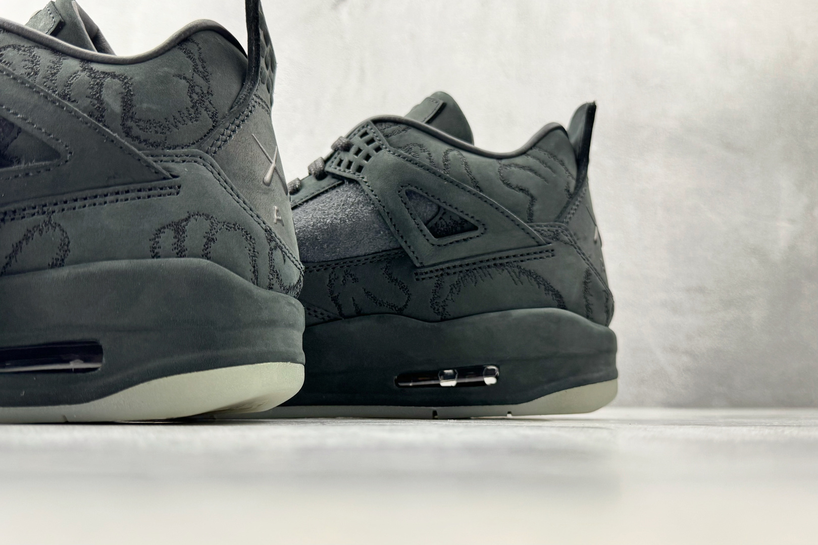 圈内最强四代 独家外贸特供 Jordan Air Jordan 4 kaws black 黑 930155-001