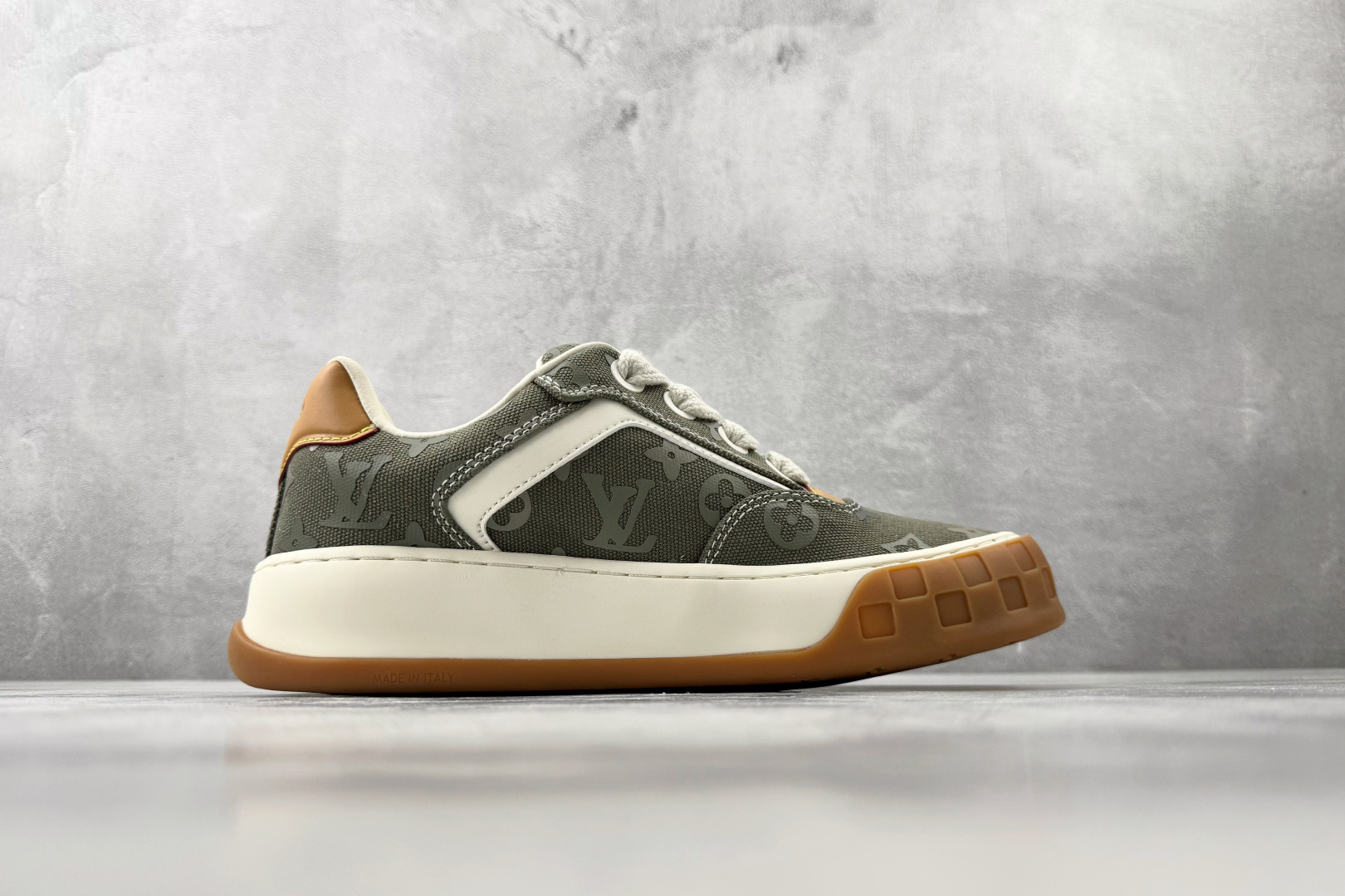 爆款跑量神器 LOUIS VUITTON Tilted 卡其绿 1AJAM1-Top High Quatity Cheap Sneakers Fashion Clothing Clothes Bags handbags Shoes of all Brand wholesale With The best Quality And Beautiful Price from China Factory Chinese suppliers wholesaler seller 爆款跑量神器 LOUIS VUITTON Tilted 卡其绿 1AJAM1