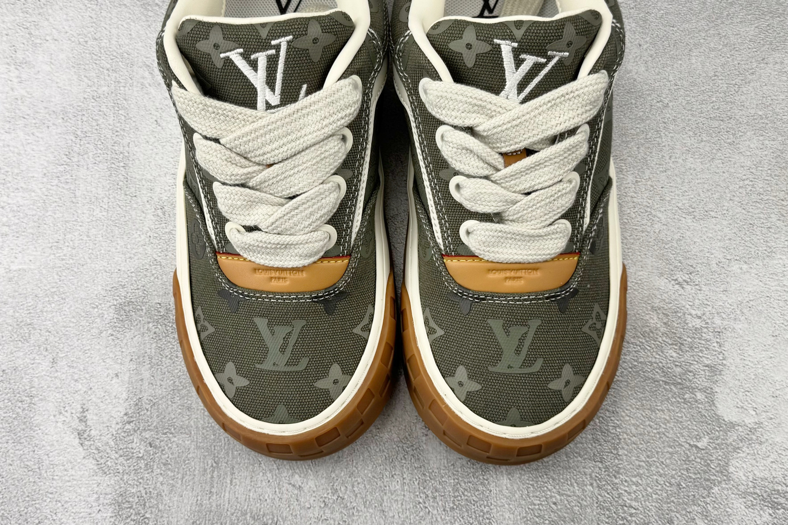 爆款跑量神器 LOUIS VUITTON Tilted 卡其绿 1AJAM1-Top High Quatity Cheap Sneakers Fashion Clothing Clothes Bags handbags Shoes of all Brand wholesale With The best Quality And Beautiful Price from China Factory Chinese suppliers wholesaler seller 爆款跑量神器 LOUIS VUITTON Tilted 卡其绿 1AJAM1