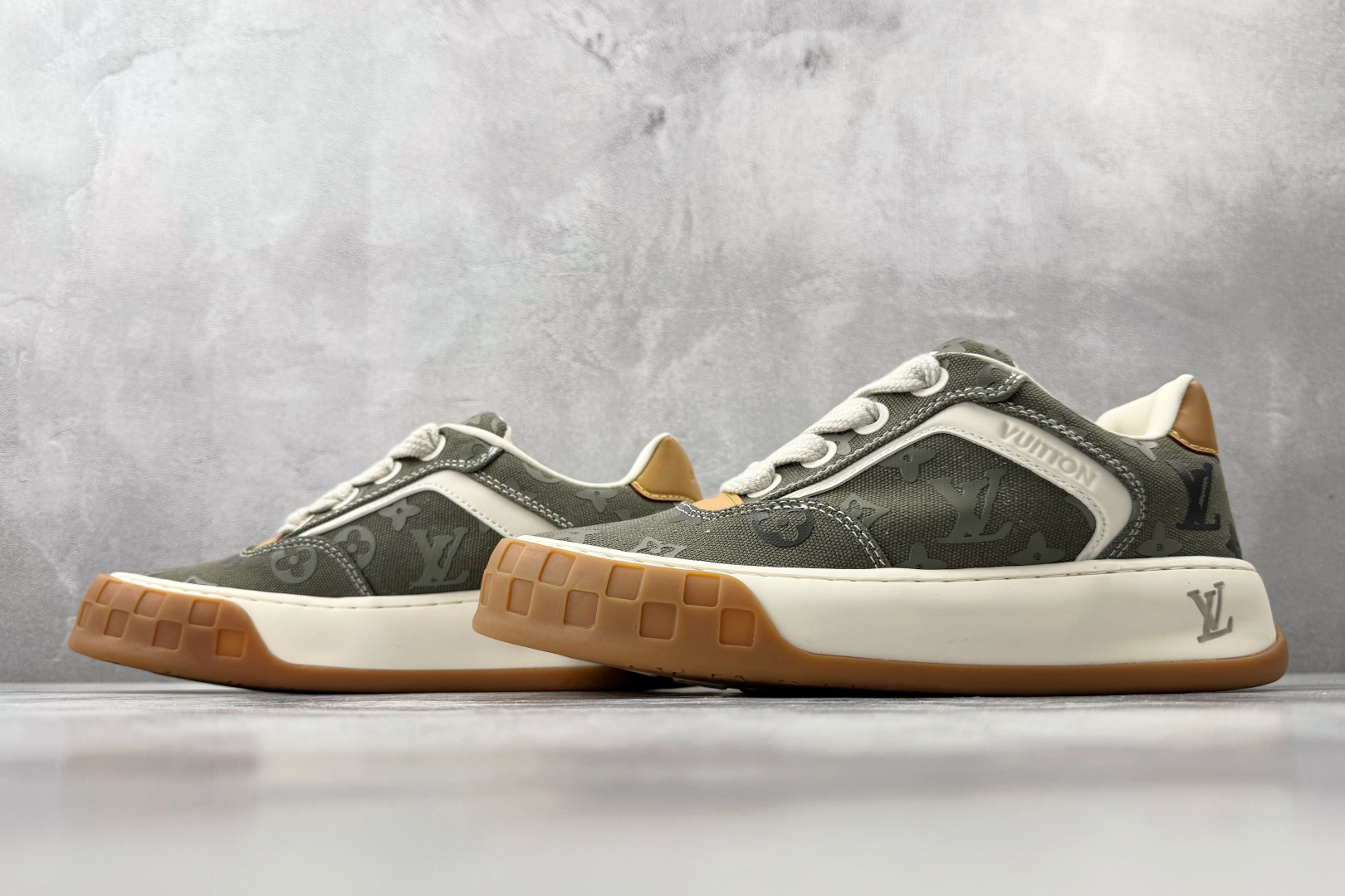爆款跑量神器 LOUIS VUITTON Tilted 卡其绿 1AJAM1-Top High Quatity Cheap Sneakers Fashion Clothing Clothes Bags handbags Shoes of all Brand wholesale With The best Quality And Beautiful Price from China Factory Chinese suppliers wholesaler seller 爆款跑量神器 LOUIS VUITTON Tilted 卡其绿 1AJAM1