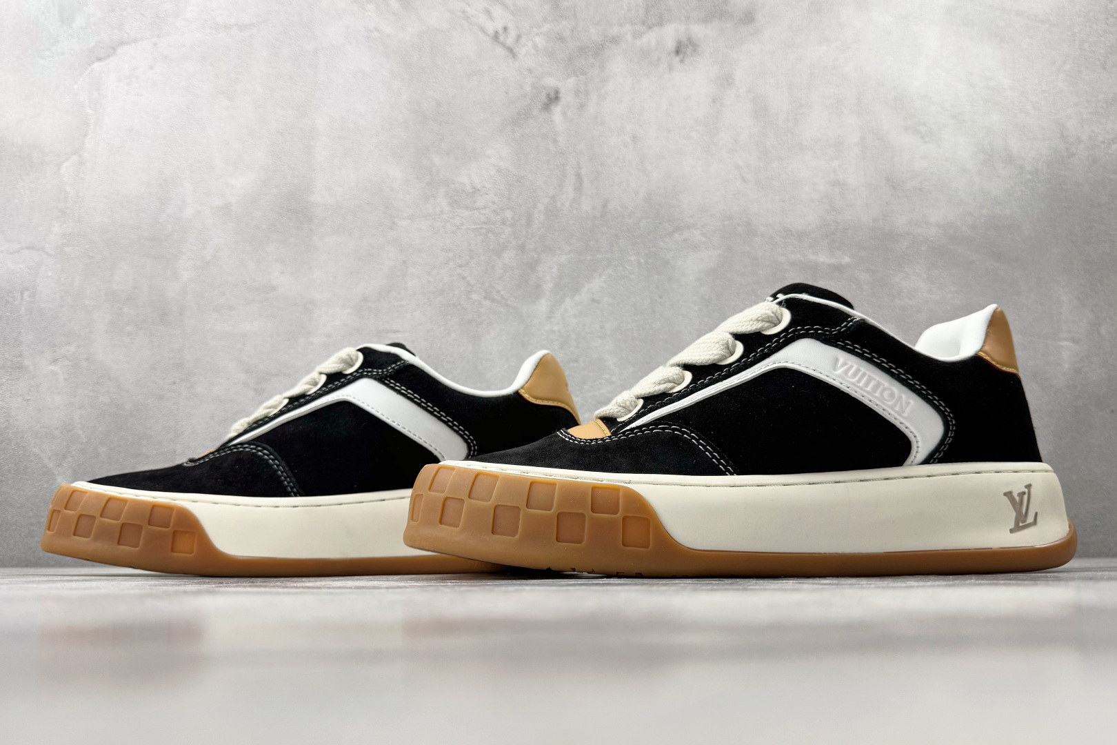 爆款跑量神器 LOUIS VUITTON Tilted 黑色 1AJ730-Top High Quatity Cheap Sneakers Fashion Clothing Clothes Bags handbags Shoes of all Brand wholesale With The best Quality And Beautiful Price from China Factory Chinese suppliers wholesaler seller 爆款跑量神器 LOUIS VUITTON Tilted 黑色 1AJ730