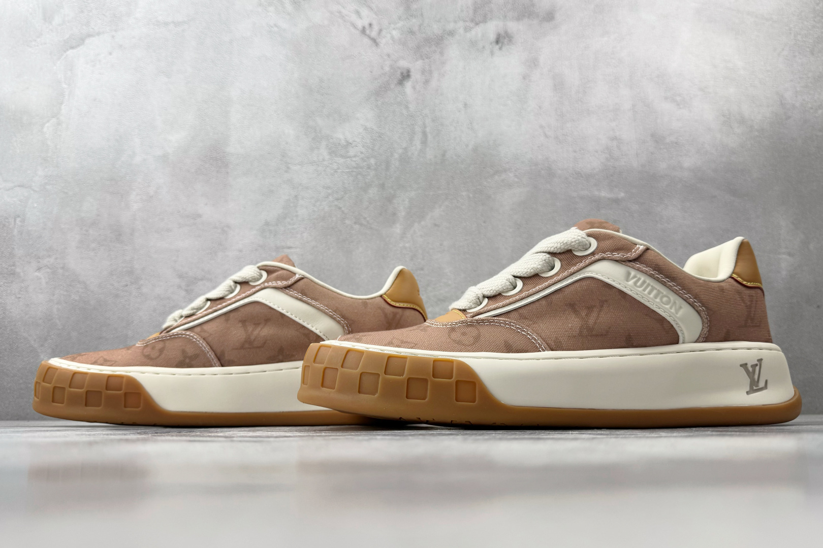 爆款跑量神器 LOUIS VUITTON Tilted 浅褐 1AJW74-Top High Quatity Cheap Sneakers Fashion Clothing Clothes Bags handbags Shoes of all Brand wholesale With The best Quality And Beautiful Price from China Factory Chinese suppliers wholesaler seller 爆款跑量神器 LOUIS VUITTON Tilted 浅褐 1AJW74
