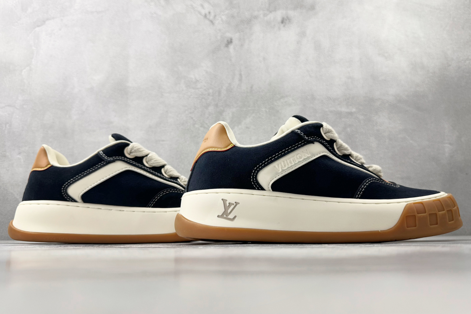 爆款跑量神器 LOUIS VUITTON Tilted 海军蓝 1AJ749-Top High Quatity Cheap Sneakers Fashion Clothing Clothes Bags handbags Shoes of all Brand wholesale With The best Quality And Beautiful Price from China Factory Chinese suppliers wholesaler seller 爆款跑量神器 LOUIS VUITTON Tilted 海军蓝 1AJ749