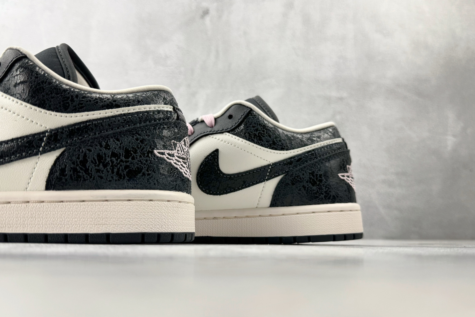 Jordan Air Jordan 1 SE Iced Carmine炭黑 II0595-001-Top High Quatity Cheap Sneakers Fashion Clothing Clothes Bags handbags Shoes of all Brand wholesale With The best Quality And Beautiful Price from China Factory Chinese suppliers wholesaler seller Jordan Air Jordan 1 SE Iced Carmine炭黑 II0595-001
