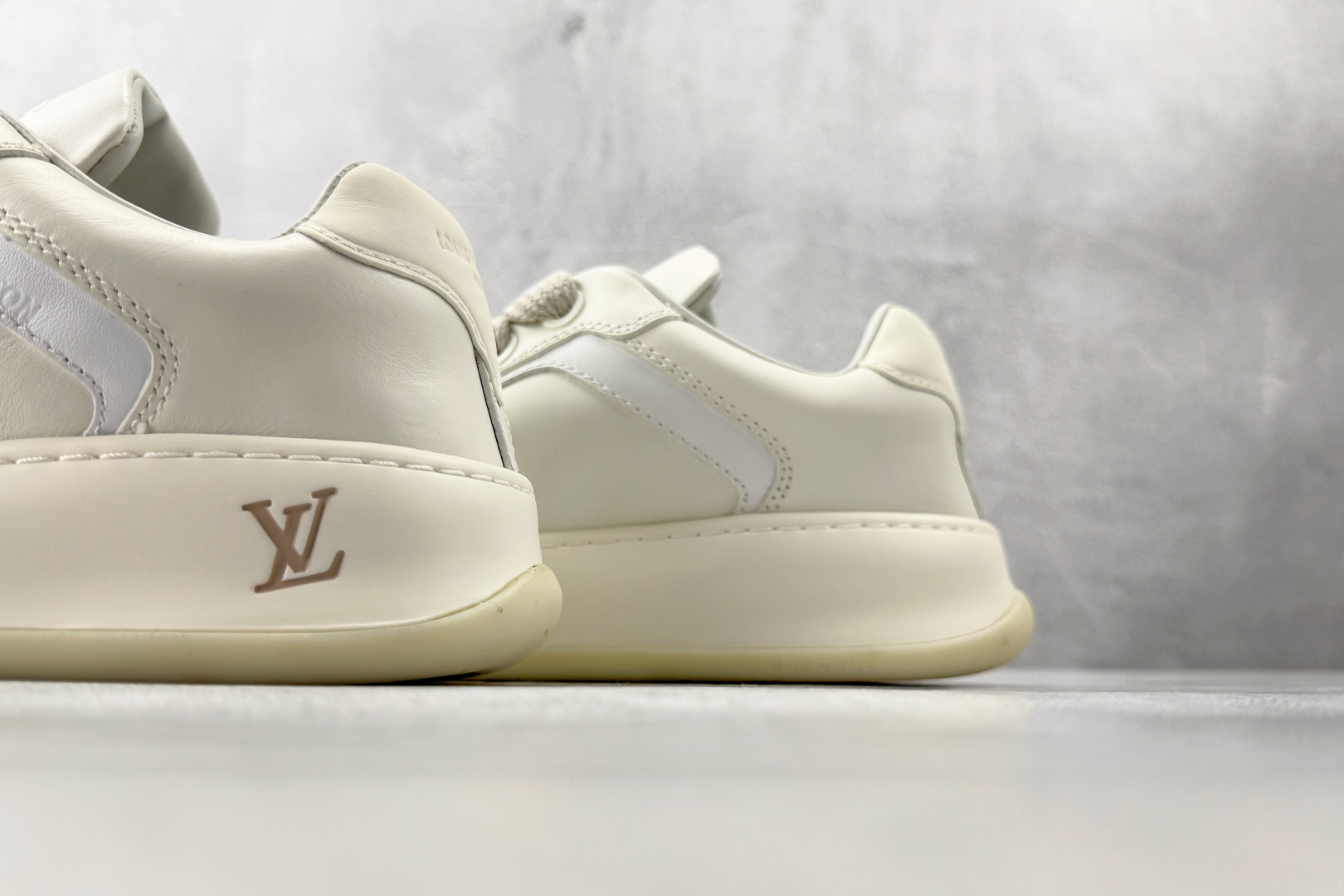 LOUIS VUITTON Tilted 白色 1AJWE0-Top High Quatity Cheap Sneakers Fashion Clothing Clothes Bags handbags Shoes of all Brand wholesale With The best Quality And Beautiful Price from China Factory Chinese suppliers wholesaler seller LOUIS VUITTON Tilted 白色 1AJWE0