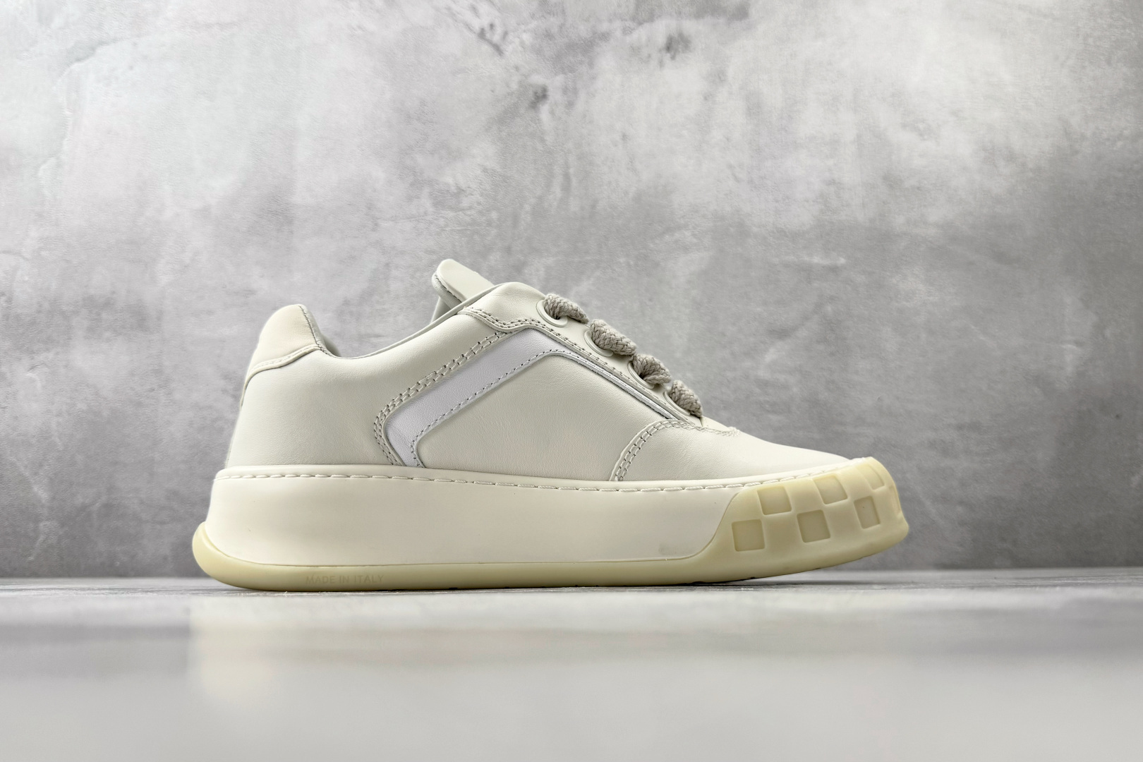 LOUIS VUITTON Tilted 白色 1AJWE0-Top High Quatity Cheap Sneakers Fashion Clothing Clothes Bags handbags Shoes of all Brand wholesale With The best Quality And Beautiful Price from China Factory Chinese suppliers wholesaler seller LOUIS VUITTON Tilted 白色 1AJWE0