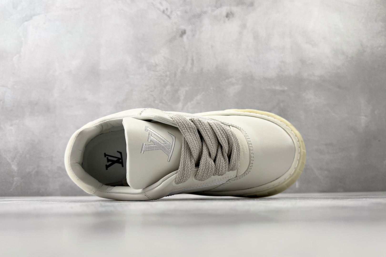 LOUIS VUITTON Tilted 白色 1AJWE0-Top High Quatity Cheap Sneakers Fashion Clothing Clothes Bags handbags Shoes of all Brand wholesale With The best Quality And Beautiful Price from China Factory Chinese suppliers wholesaler seller LOUIS VUITTON Tilted 白色 1AJWE0
