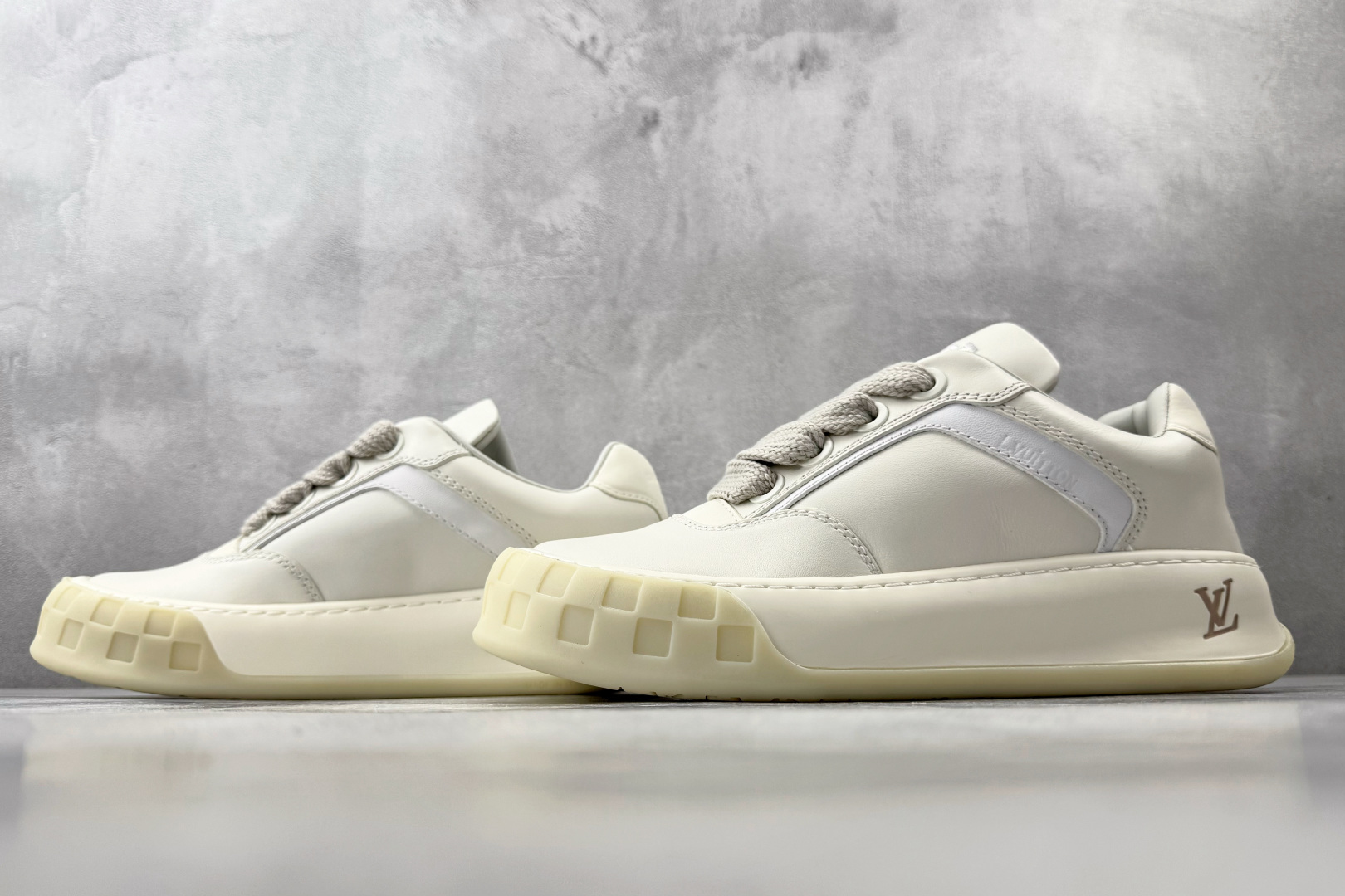 LOUIS VUITTON Tilted 白色 1AJWE0-Top High Quatity Cheap Sneakers Fashion Clothing Clothes Bags handbags Shoes of all Brand wholesale With The best Quality And Beautiful Price from China Factory Chinese suppliers wholesaler seller LOUIS VUITTON Tilted 白色 1AJWE0
