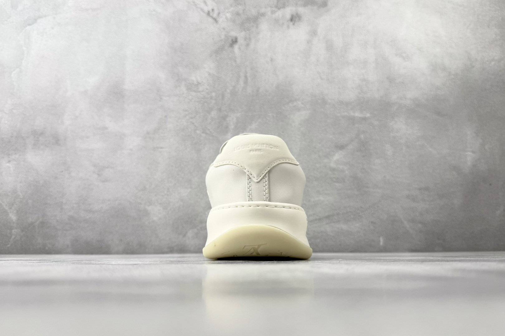LOUIS VUITTON Tilted 白色 1AJWE0-Top High Quatity Cheap Sneakers Fashion Clothing Clothes Bags handbags Shoes of all Brand wholesale With The best Quality And Beautiful Price from China Factory Chinese suppliers wholesaler seller LOUIS VUITTON Tilted 白色 1AJWE0