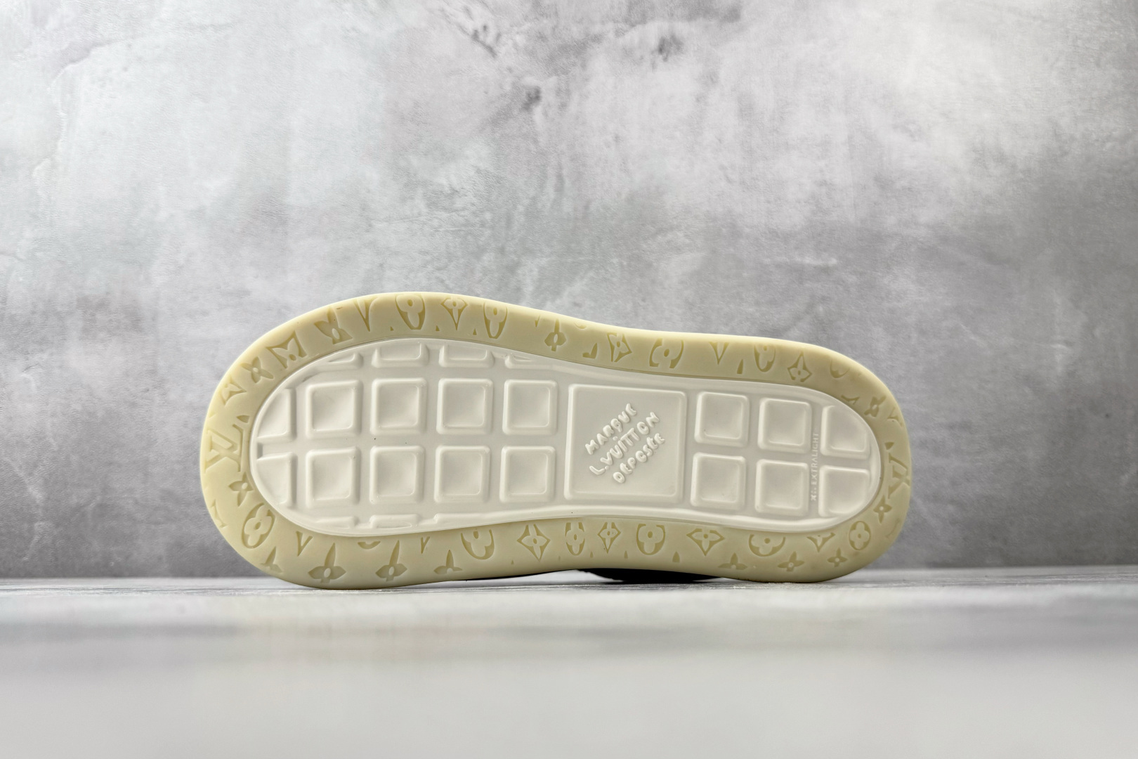 LOUIS VUITTON Tilted 白色 1AJWE0-Top High Quatity Cheap Sneakers Fashion Clothing Clothes Bags handbags Shoes of all Brand wholesale With The best Quality And Beautiful Price from China Factory Chinese suppliers wholesaler seller LOUIS VUITTON Tilted 白色 1AJWE0
