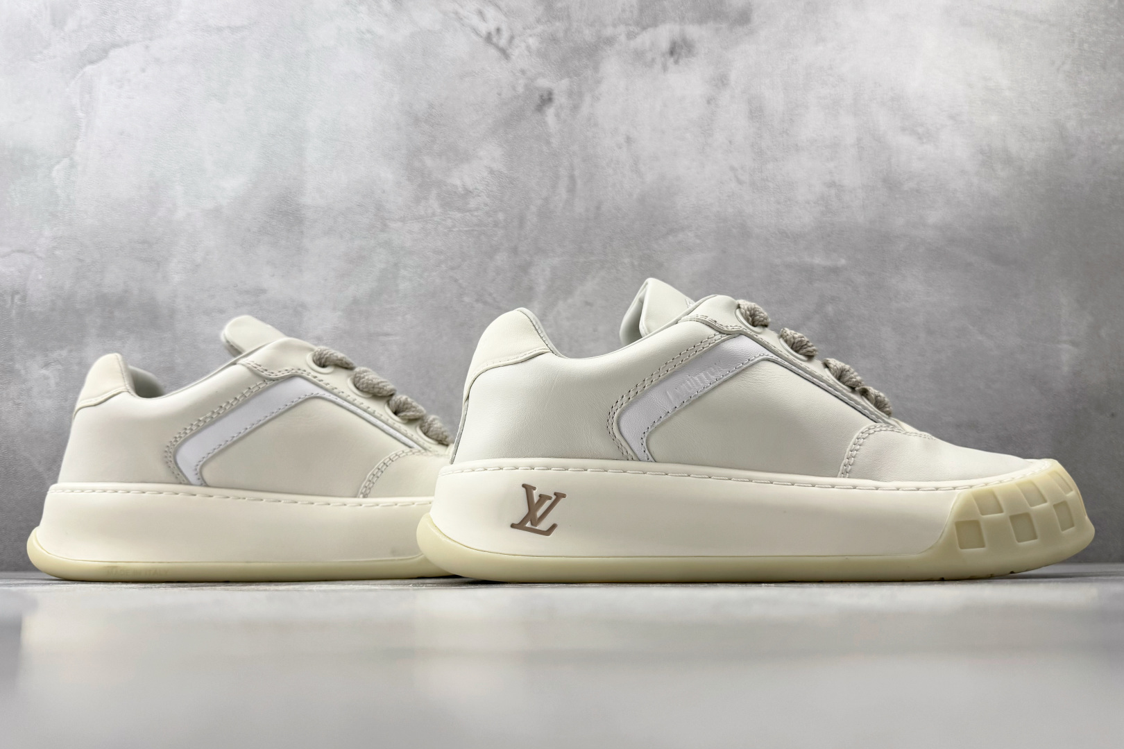 LOUIS VUITTON Tilted 白色 1AJWE0-Top High Quatity Cheap Sneakers Fashion Clothing Clothes Bags handbags Shoes of all Brand wholesale With The best Quality And Beautiful Price from China Factory Chinese suppliers wholesaler seller LOUIS VUITTON Tilted 白色 1AJWE0