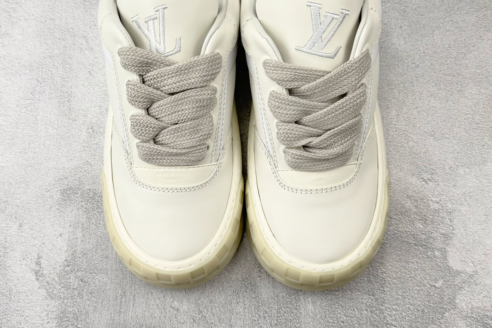 LOUIS VUITTON Tilted 白色 1AJWE0-Top High Quatity Cheap Sneakers Fashion Clothing Clothes Bags handbags Shoes of all Brand wholesale With The best Quality And Beautiful Price from China Factory Chinese suppliers wholesaler seller LOUIS VUITTON Tilted 白色 1AJWE0