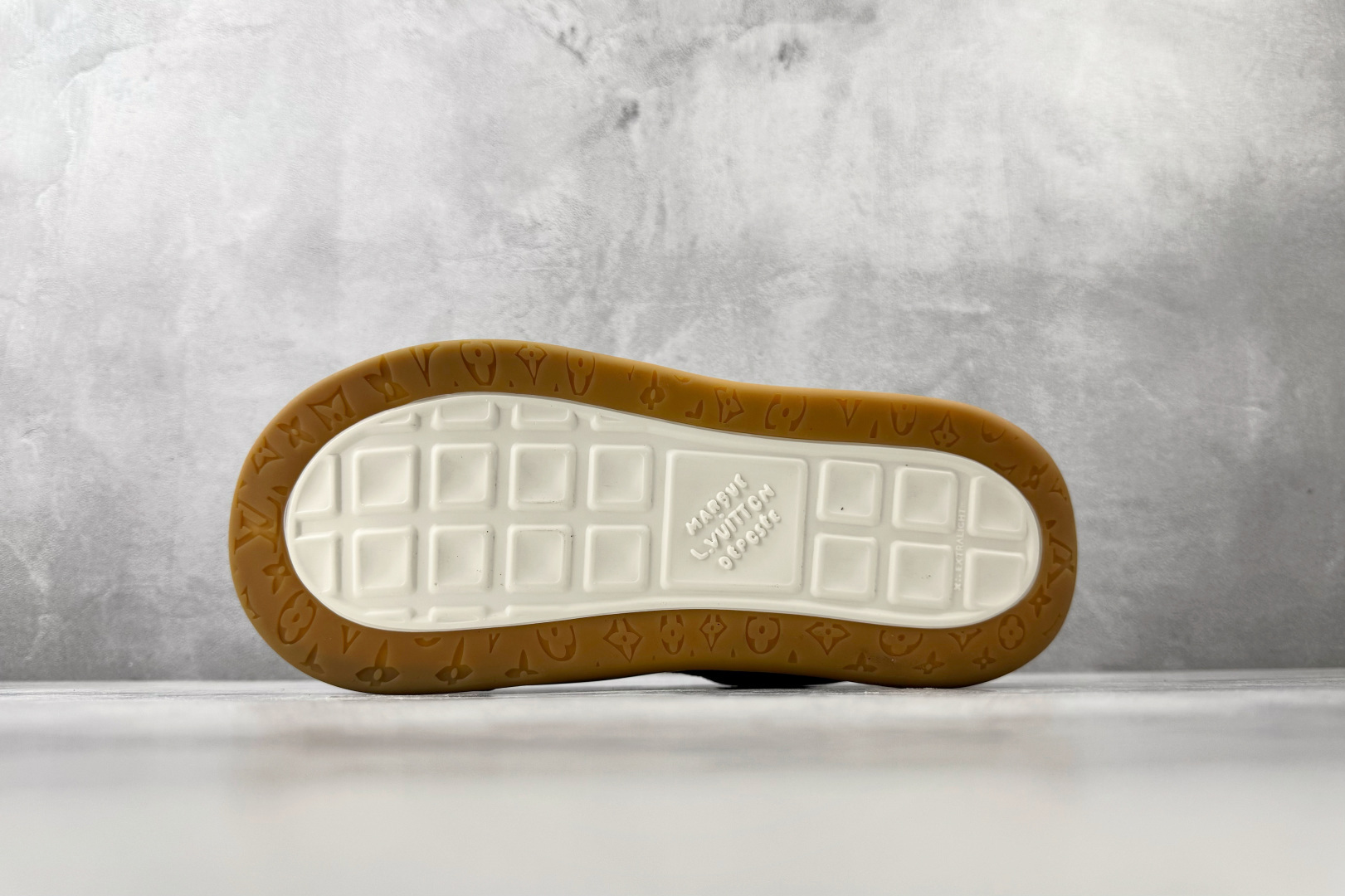 LOUIS VUITTON Tilted 紫色 1AJV-Top High Quatity Cheap Sneakers Fashion Clothing Clothes Bags handbags Shoes of all Brand wholesale With The best Quality And Beautiful Price from China Factory Chinese suppliers wholesaler seller LOUIS VUITTON Tilted 紫色 1AJV