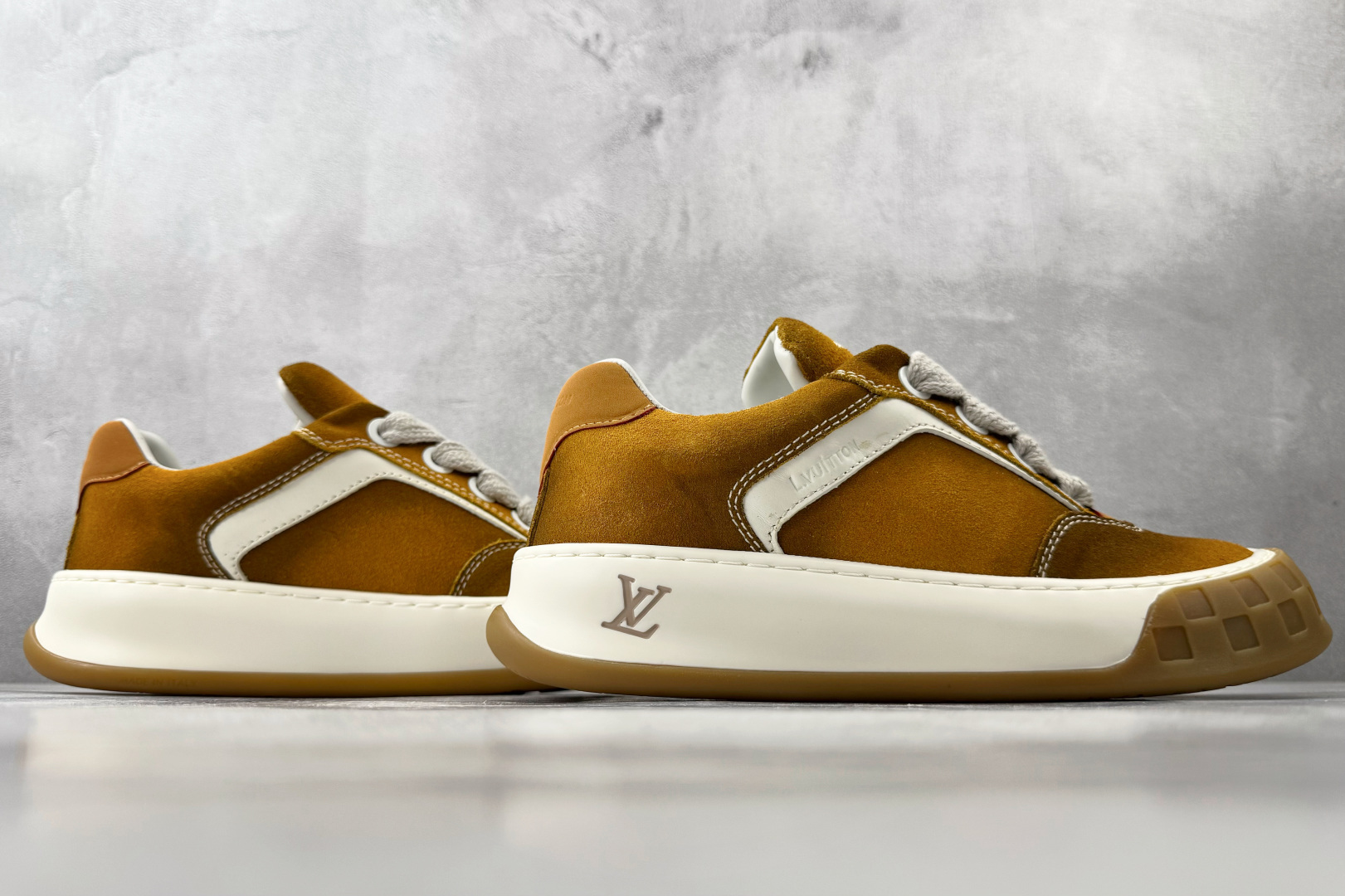 LOUIS VUITTON Tilted 黄绒 1AJVX4-Top High Quatity Cheap Sneakers Fashion Clothing Clothes Bags handbags Shoes of all Brand wholesale With The best Quality And Beautiful Price from China Factory Chinese suppliers wholesaler seller LOUIS VUITTON Tilted 黄绒 1AJVX4