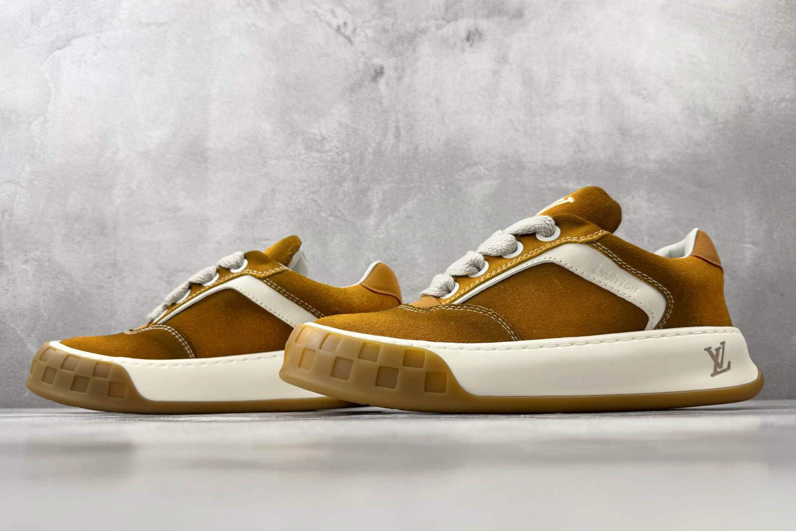 LOUIS VUITTON Tilted 黄绒 1AJVX4-Top High Quatity Cheap Sneakers Fashion Clothing Clothes Bags handbags Shoes of all Brand wholesale With The best Quality And Beautiful Price from China Factory Chinese suppliers wholesaler seller LOUIS VUITTON Tilted 黄绒 1AJVX4
