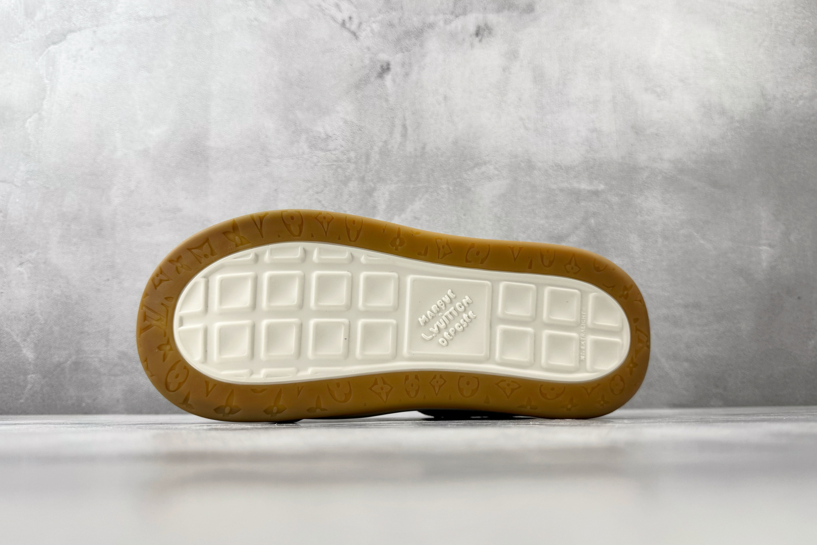 LOUIS VUITTON Tilted 黄绒 1AJVX4-Top High Quatity Cheap Sneakers Fashion Clothing Clothes Bags handbags Shoes of all Brand wholesale With The best Quality And Beautiful Price from China Factory Chinese suppliers wholesaler seller LOUIS VUITTON Tilted 黄绒 1AJVX4