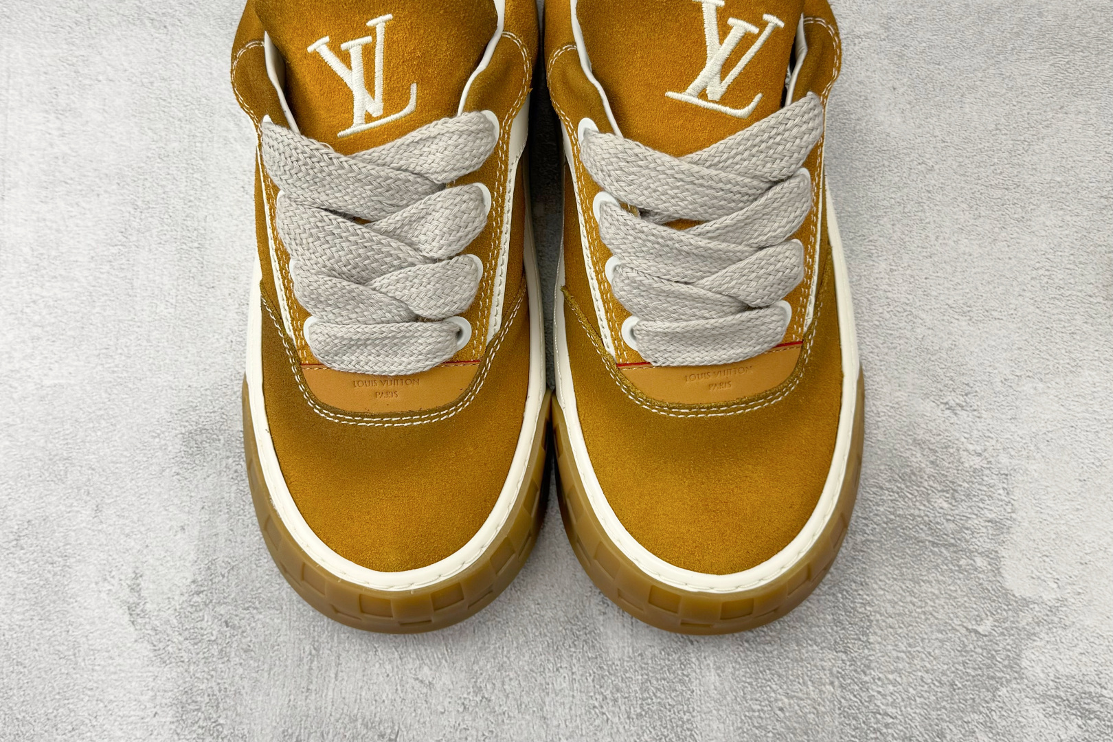 LOUIS VUITTON Tilted 黄绒 1AJVX4-Top High Quatity Cheap Sneakers Fashion Clothing Clothes Bags handbags Shoes of all Brand wholesale With The best Quality And Beautiful Price from China Factory Chinese suppliers wholesaler seller LOUIS VUITTON Tilted 黄绒 1AJVX4