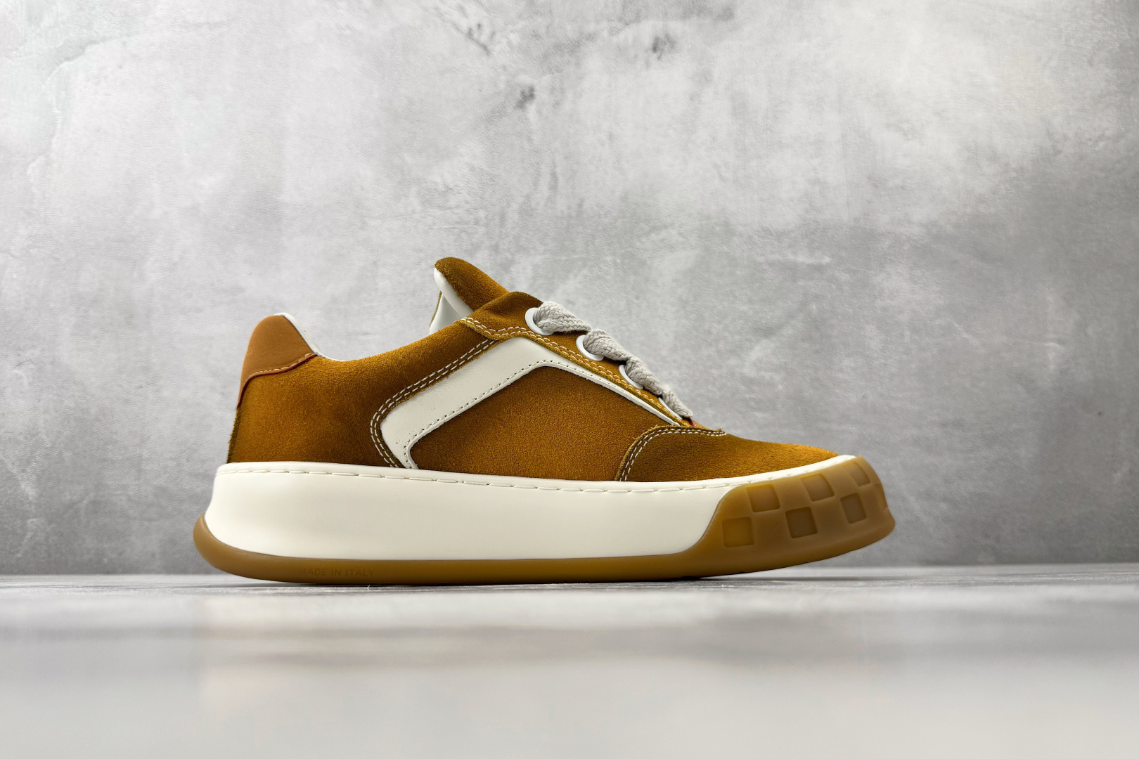 LOUIS VUITTON Tilted 黄绒 1AJVX4-Top High Quatity Cheap Sneakers Fashion Clothing Clothes Bags handbags Shoes of all Brand wholesale With The best Quality And Beautiful Price from China Factory Chinese suppliers wholesaler seller LOUIS VUITTON Tilted 黄绒 1AJVX4