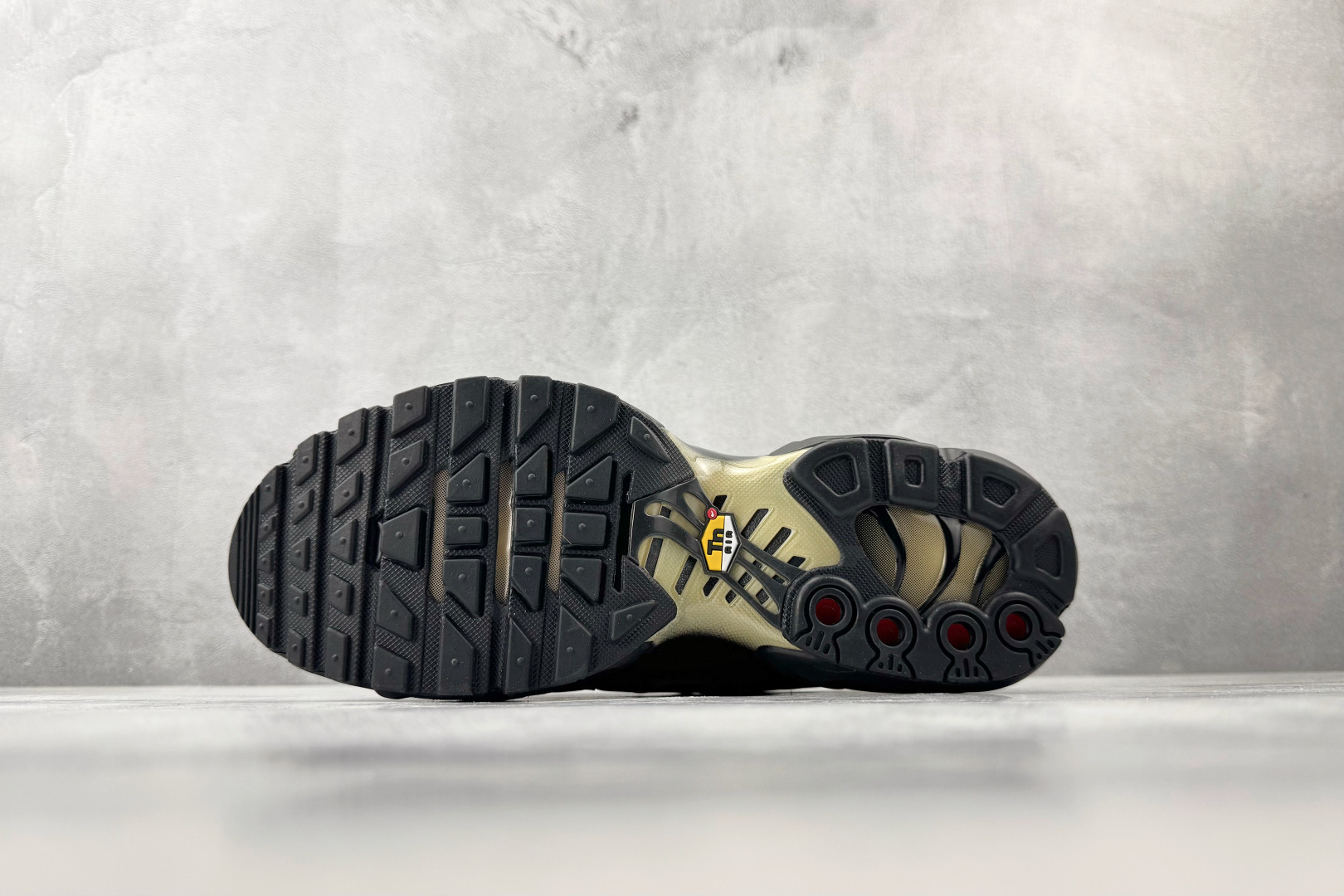 Nike Air Max Plus ”Black Honey”黑棕 IQ0287-010