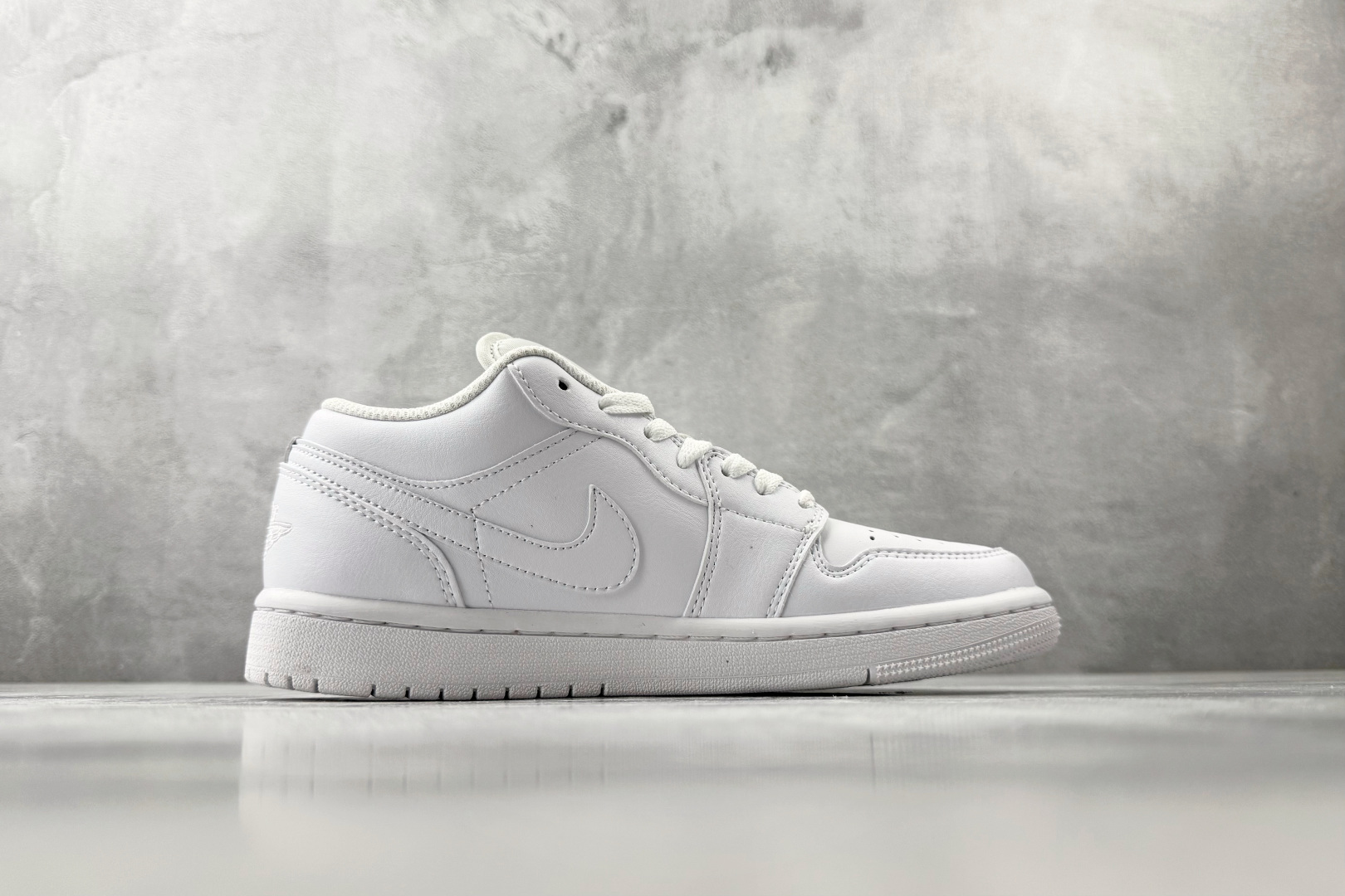 平台爆款 Jordan Air Jordan 1 Low 纯白 553558-136-Top High Quatity Cheap Sneakers Fashion Clothing Clothes Bags handbags Shoes of all Brand wholesale With The best Quality And Beautiful Price from China Factory Chinese suppliers wholesaler seller 平台爆款 Jordan Air Jordan 1 Low 纯白 553558-136