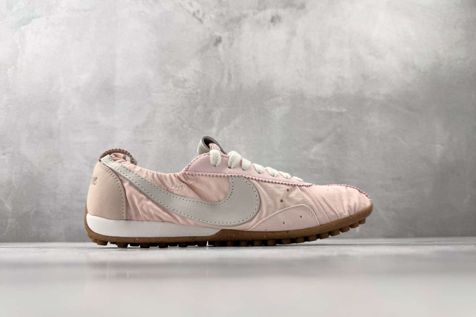 GOD 神版 Nike Moon Shoe x Jacquemus sp 粉色货号：HV8547-601