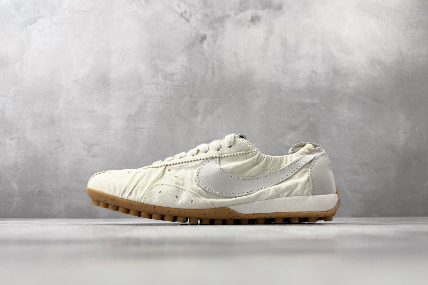 GOD 神版 Nike × Jacquemus MOON SHOES 米白色货号：HV8547-002尺