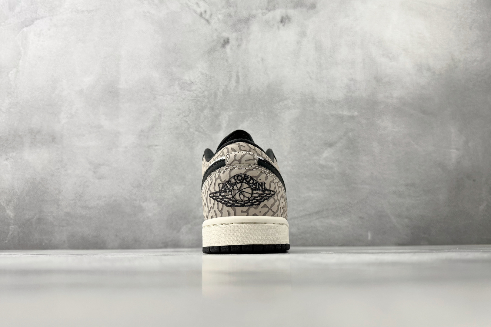 DT 公司级 Jordan Air Jordan 1 帆白宝蓝 货号:IU2268-100 尺码:40 40.5 DT 公司级 Jordan Air Jordan 1 帆白宝蓝 货号:IU2268-100 尺码:40 40.5