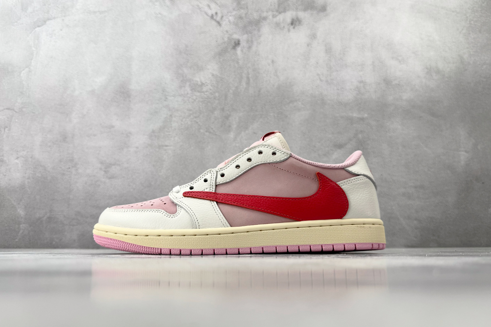 G版 Jordan  × Travis Scott Air Jordan 1 粉色货号：IQ7604-1