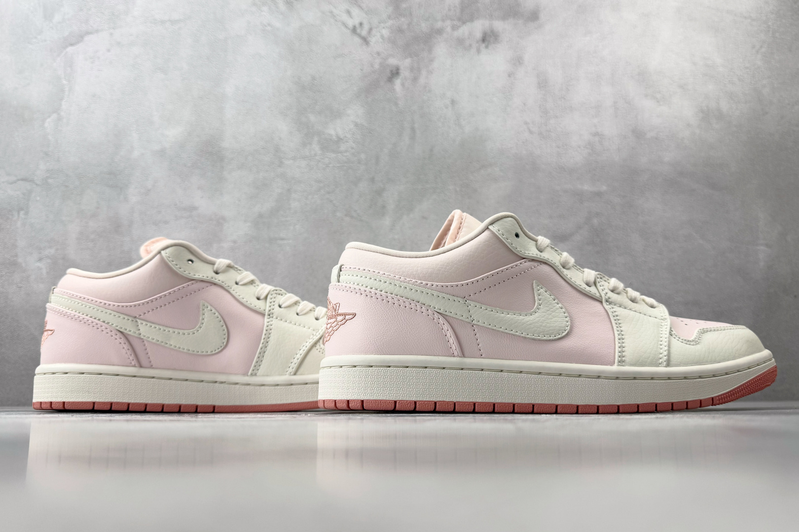 DT 公司级 Jordan Air Jordan 1 白粉色 货号:IH0823-611 尺码:35.5 36 36 DT 公司级 Jordan Air Jordan 1 白粉色 货号:IH0823-611 尺码:35.5 36 36