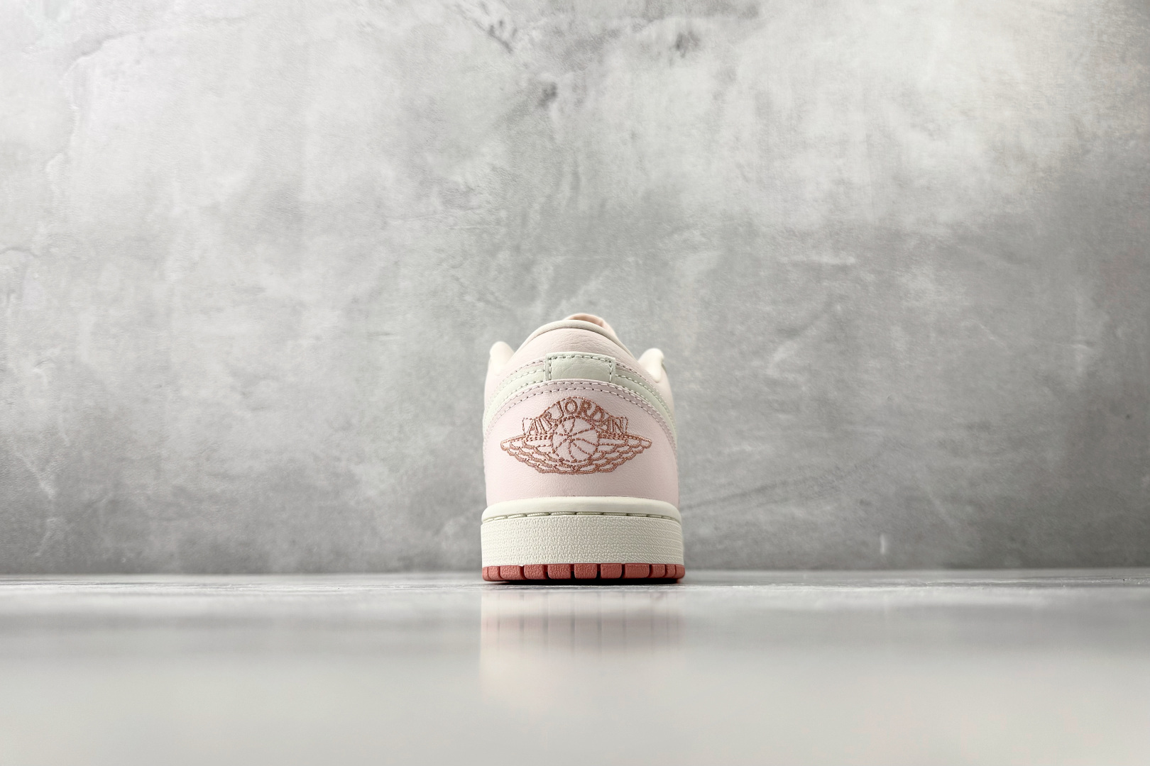 DT 公司级 Jordan Air Jordan 1 白粉色 货号:IH0823-611 尺码:35.5 36 36 DT 公司级 Jordan Air Jordan 1 白粉色 货号:IH0823-611 尺码:35.5 36 36