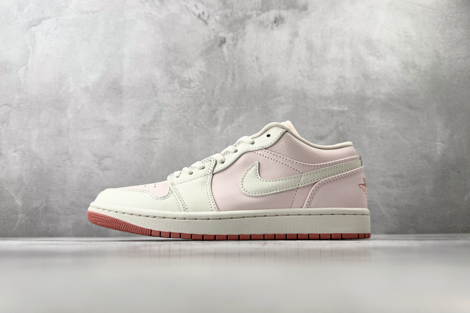 DT  公司级  Jordan Air Jordan 1 白粉色 货号：IH0823-611 尺码：35.5 36 36