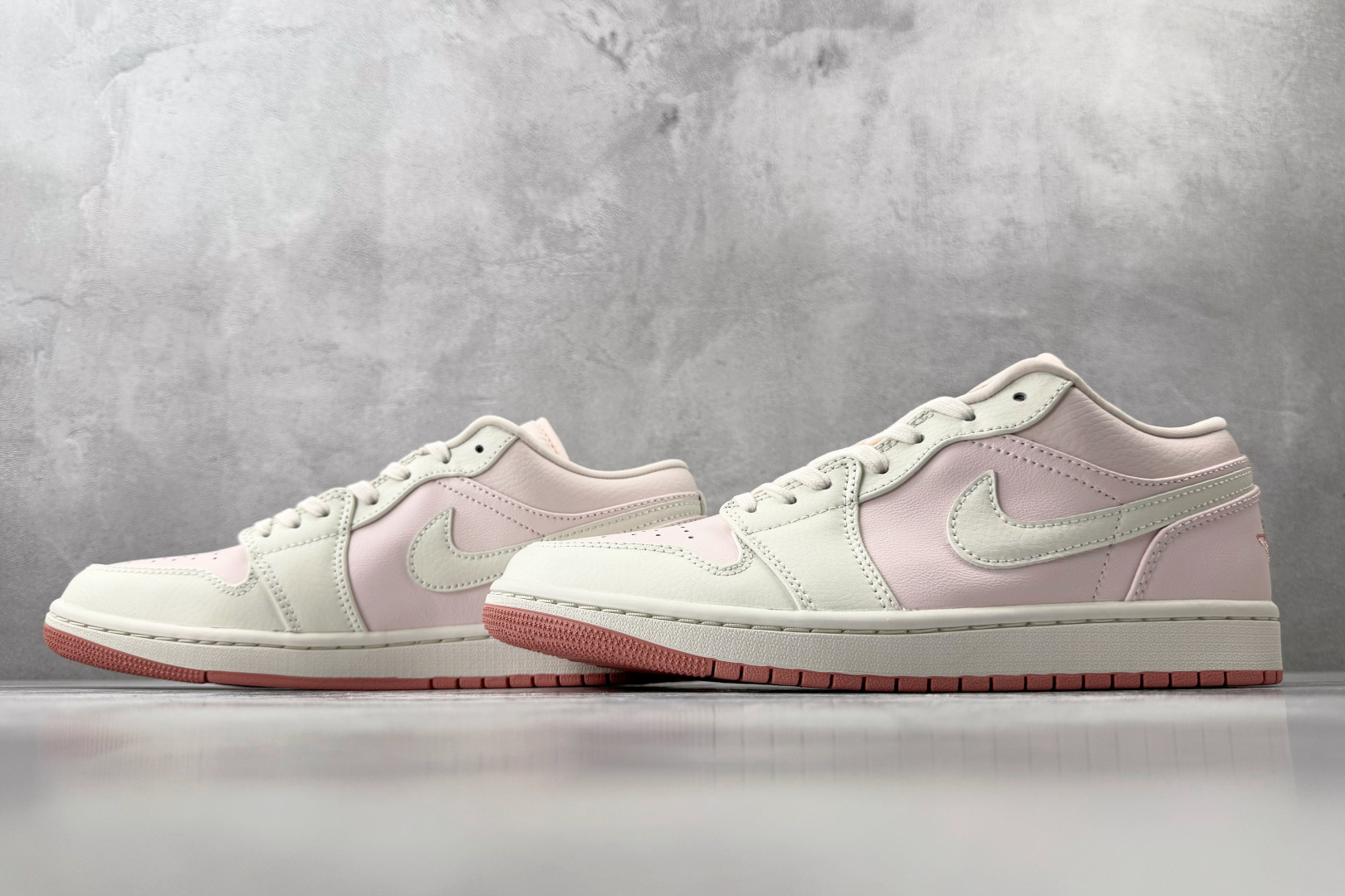 DT 公司级 Jordan Air Jordan 1 白粉色 货号:IH0823-611 尺码:35.5 36 36 DT 公司级 Jordan Air Jordan 1 白粉色 货号:IH0823-611 尺码:35.5 36 36