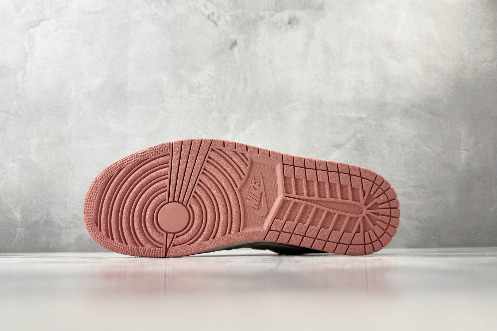 DT 公司级 Jordan Air Jordan 1 白粉色 货号:IH0823-611 尺码:35.5 36 36 DT 公司级 Jordan Air Jordan 1 白粉色 货号:IH0823-611 尺码:35.5 36 36