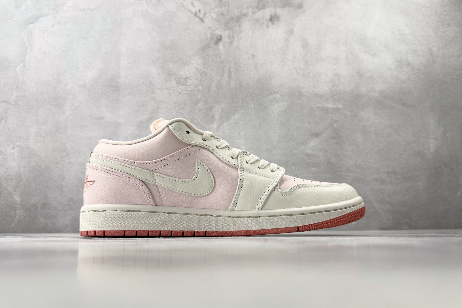 DT 公司级 Jordan Air Jordan 1 白粉色 货号:IH0823-611 尺码:35.5 36 36 DT 公司级 Jordan Air Jordan 1 白粉色 货号:IH0823-611 尺码:35.5 36 36