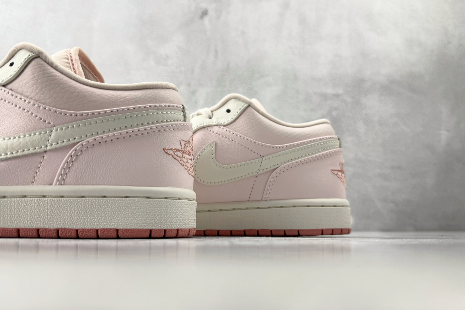 DT 公司级 Jordan Air Jordan 1 白粉色 货号:IH0823-611 尺码:35.5 36 36 DT 公司级 Jordan Air Jordan 1 白粉色 货号:IH0823-611 尺码:35.5 36 36