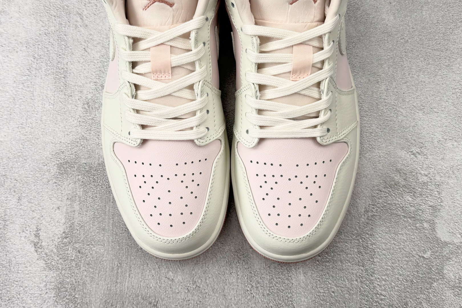DT 公司级 Jordan Air Jordan 1 白粉色 货号:IH0823-611 尺码:35.5 36 36 DT 公司级 Jordan Air Jordan 1 白粉色 货号:IH0823-611 尺码:35.5 36 36