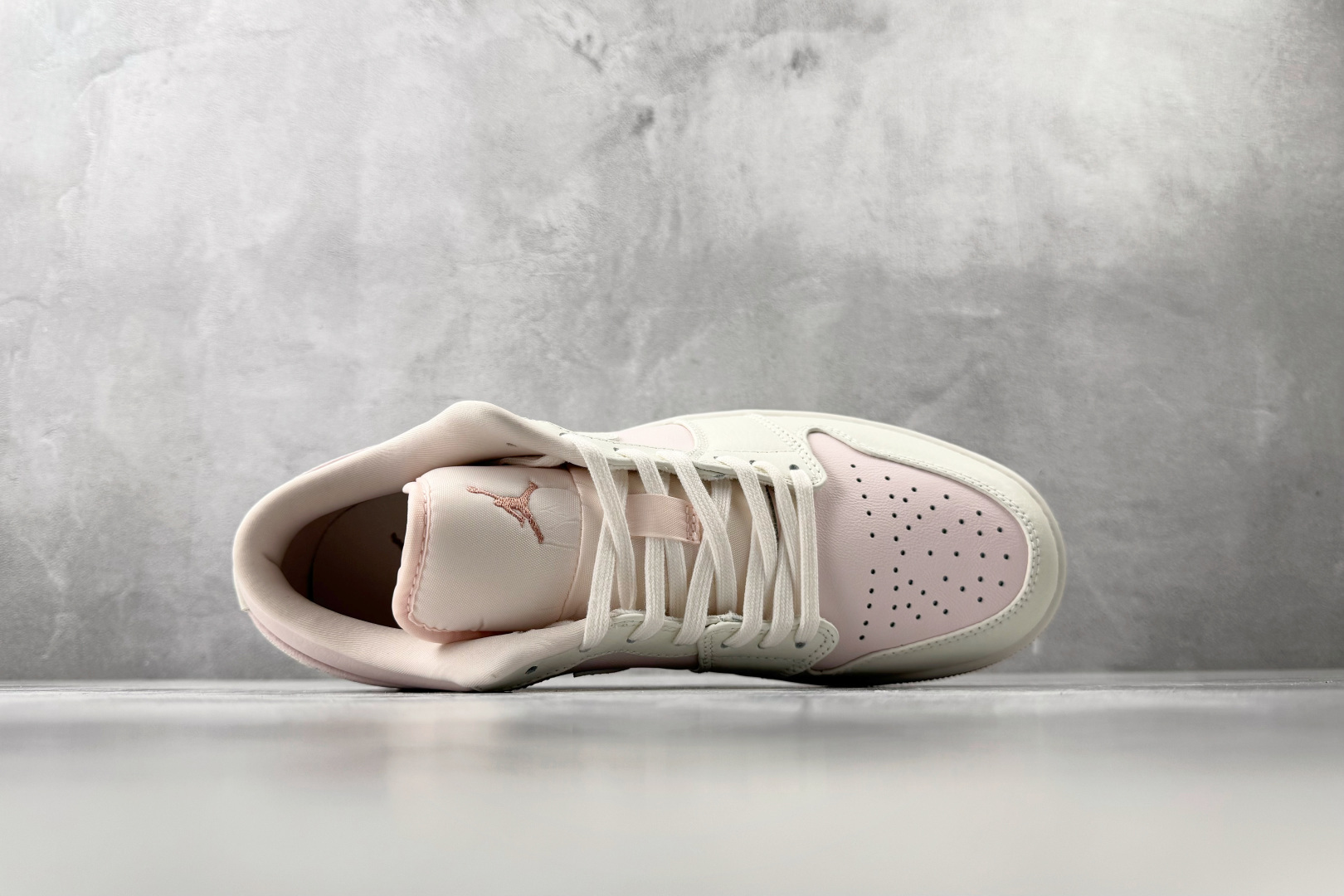 DT 公司级 Jordan Air Jordan 1 白粉色 货号:IH0823-611 尺码:35.5 36 36 DT 公司级 Jordan Air Jordan 1 白粉色 货号:IH0823-611 尺码:35.5 36 36