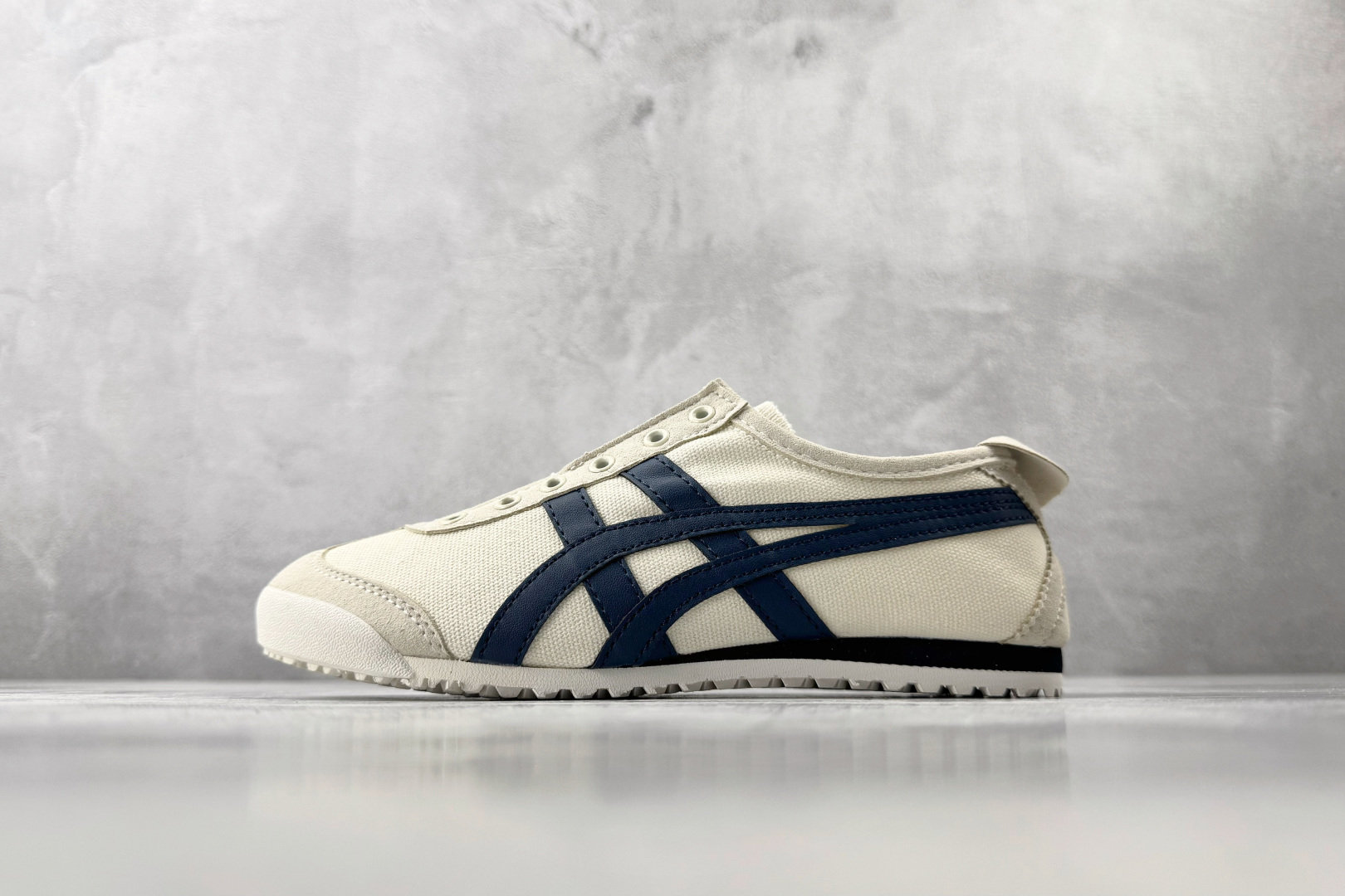 广版 Onitsuka Tiger鬼塚虎 MEXICO 66 SLIP-ON 米色/藏青色货号：1183