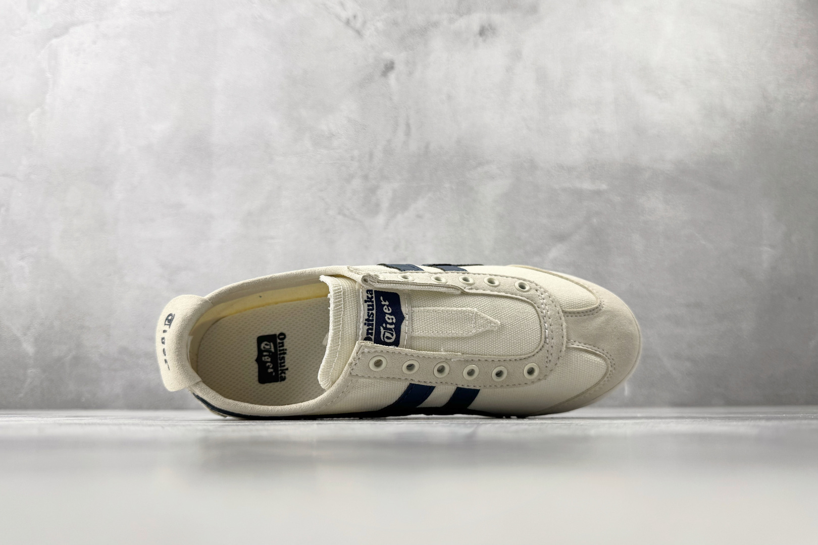 广版 Onitsuka Tiger鬼塚虎 MEXICO 66 SLIP-ON 米色/藏青色货号：1183