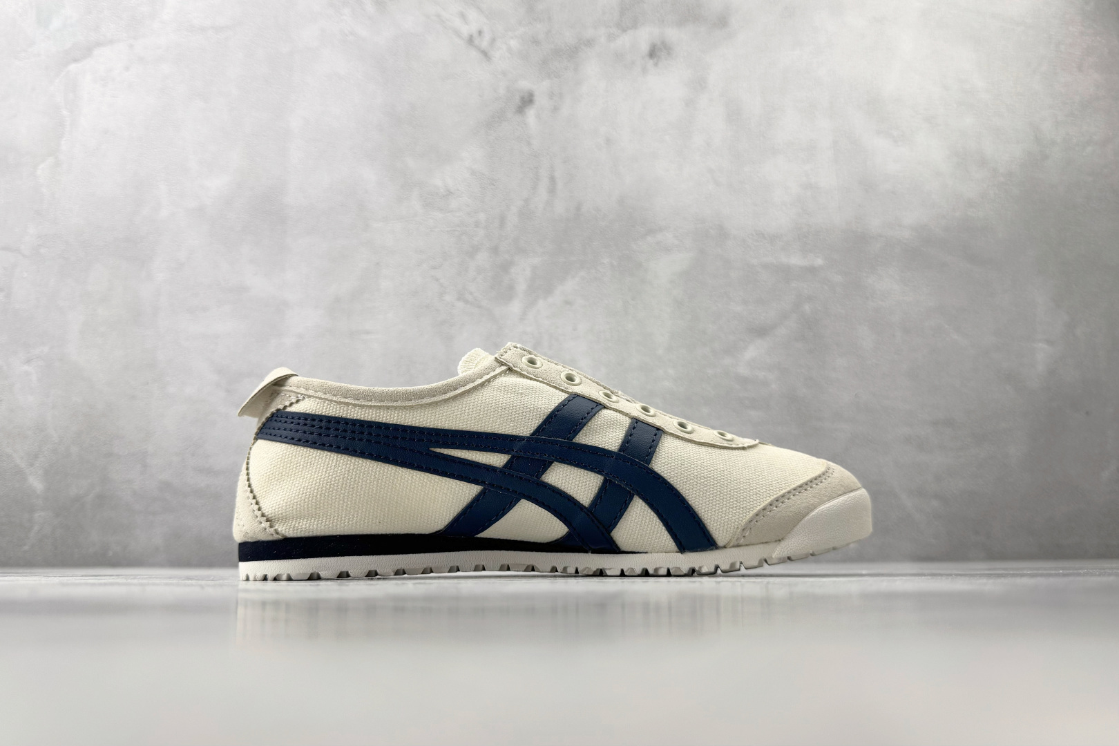 广版 Onitsuka Tiger鬼塚虎 MEXICO 66 SLIP-ON 米色/藏青色货号：1183