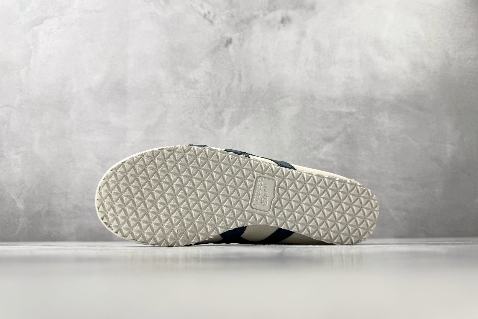 广版 Onitsuka Tiger鬼塚虎 MEXICO 66 SLIP-ON 米色/藏青色货号：1183