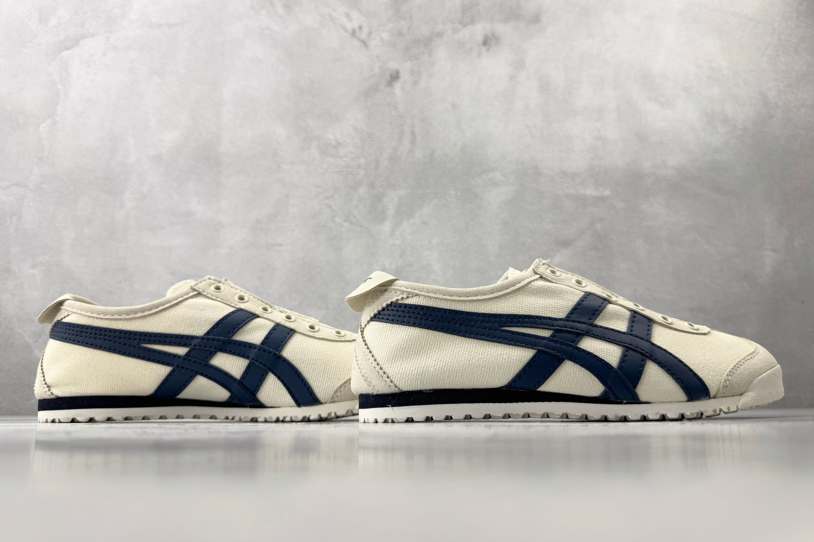 广版 Onitsuka Tiger鬼塚虎 MEXICO 66 SLIP-ON 米色/藏青色货号：1183