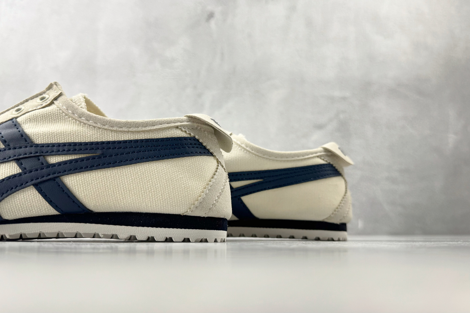 广版 Onitsuka Tiger鬼塚虎 MEXICO 66 SLIP-ON 米色/藏青色货号：1183