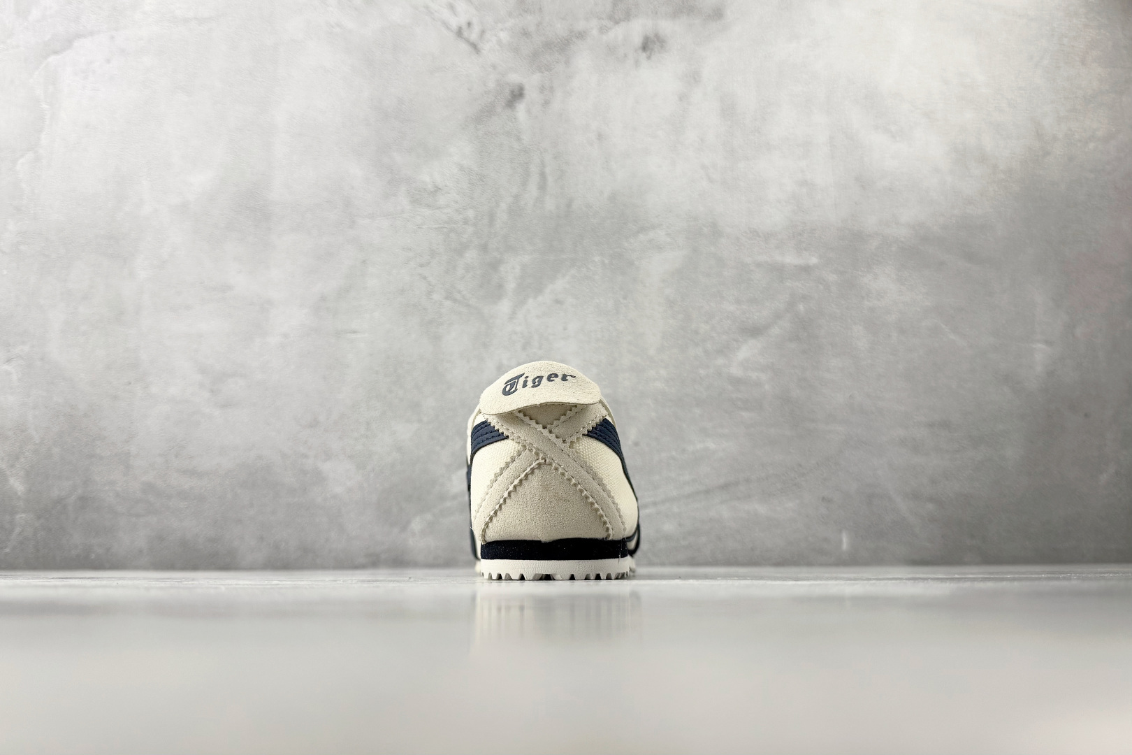 广版 Onitsuka Tiger鬼塚虎 MEXICO 66 SLIP-ON 米色/藏青色货号：1183
