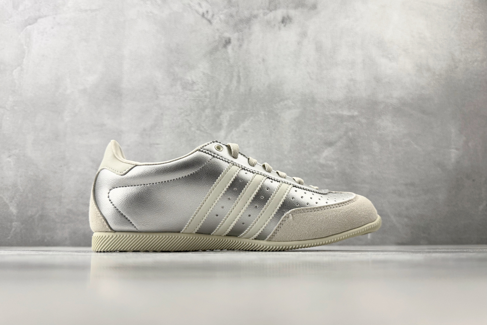 N 版 东南亚订单 adidas originals JAPAN 银色 货号:KJ3962 尺码:36 36.5 3 N 版 东南亚订单 adidas originals JAPAN 银色 货号:KJ3962 尺码:36 36.5 3