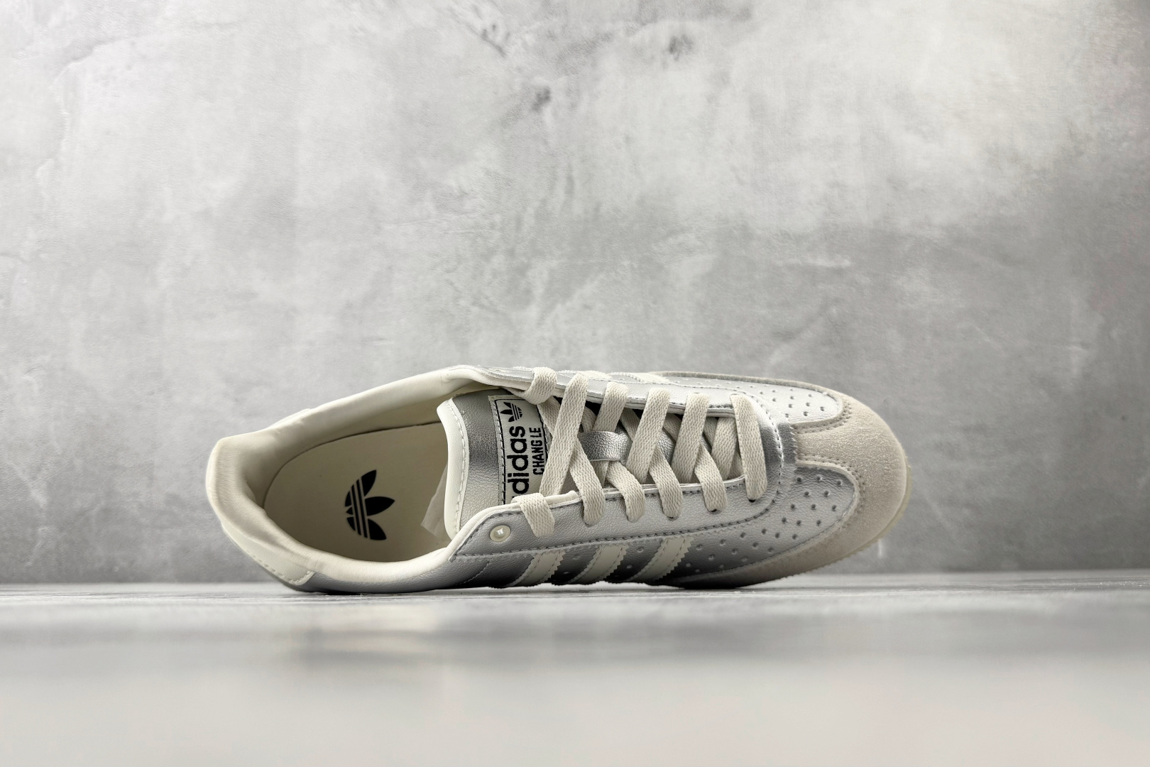 N 版 东南亚订单 adidas originals JAPAN 银色 货号:KJ3962 尺码:36 36.5 3 N 版 东南亚订单 adidas originals JAPAN 银色 货号:KJ3962 尺码:36 36.5 3