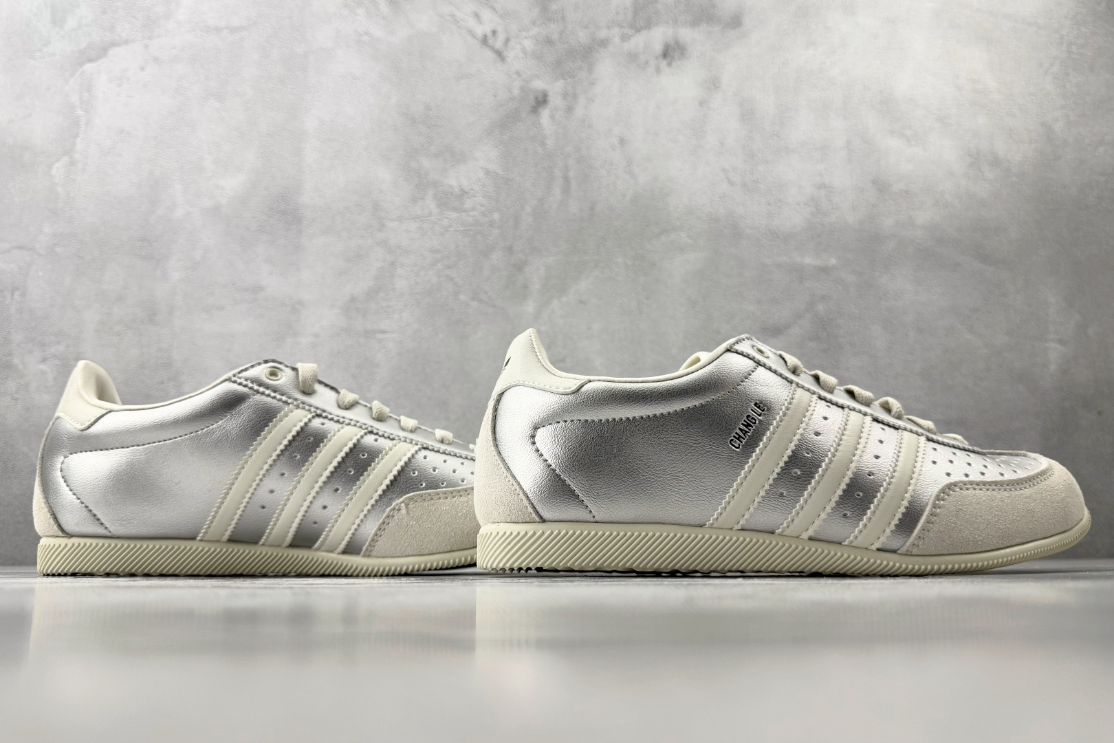 N 版 东南亚订单 adidas originals JAPAN 银色 货号:KJ3962 尺码:36 36.5 3 N 版 东南亚订单 adidas originals JAPAN 银色 货号:KJ3962 尺码:36 36.5 3